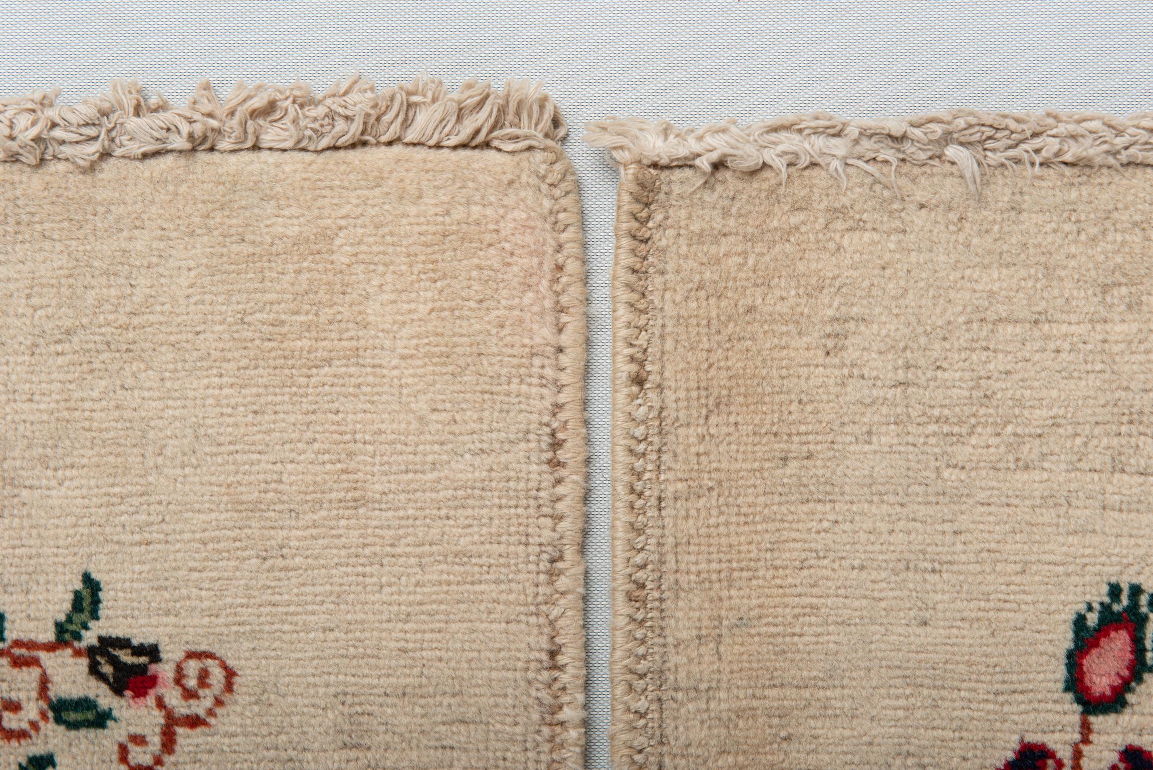 Paar kleine armenische Teppiche oder Kissen (Agra) im Angebot
