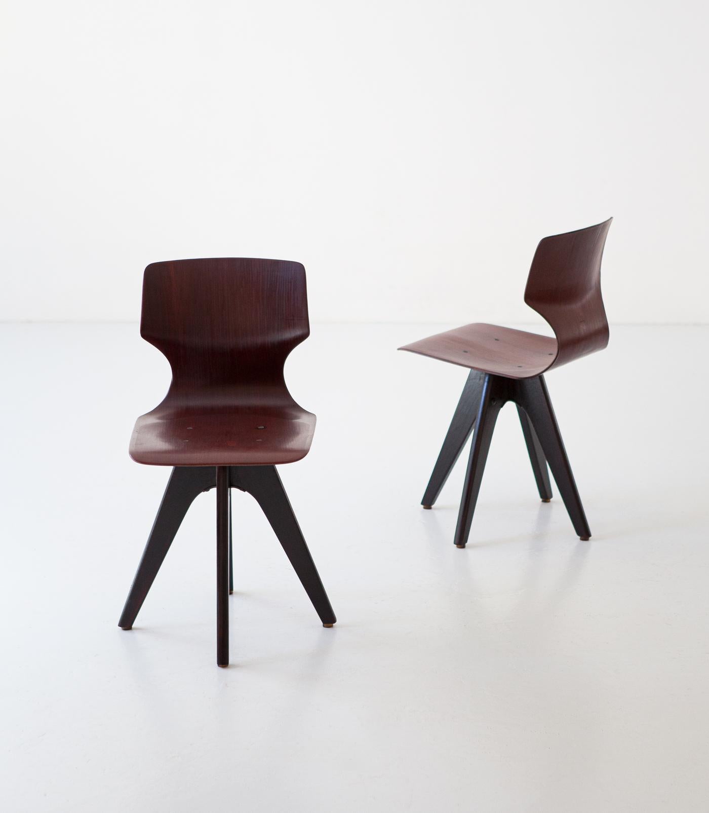 petit tabouret ou chaises d'appoint en bois courbé des années 1950 
Assise en bois courbé teinté et pieds en bois poli avec une teinture brun foncé à la gomme-laque.