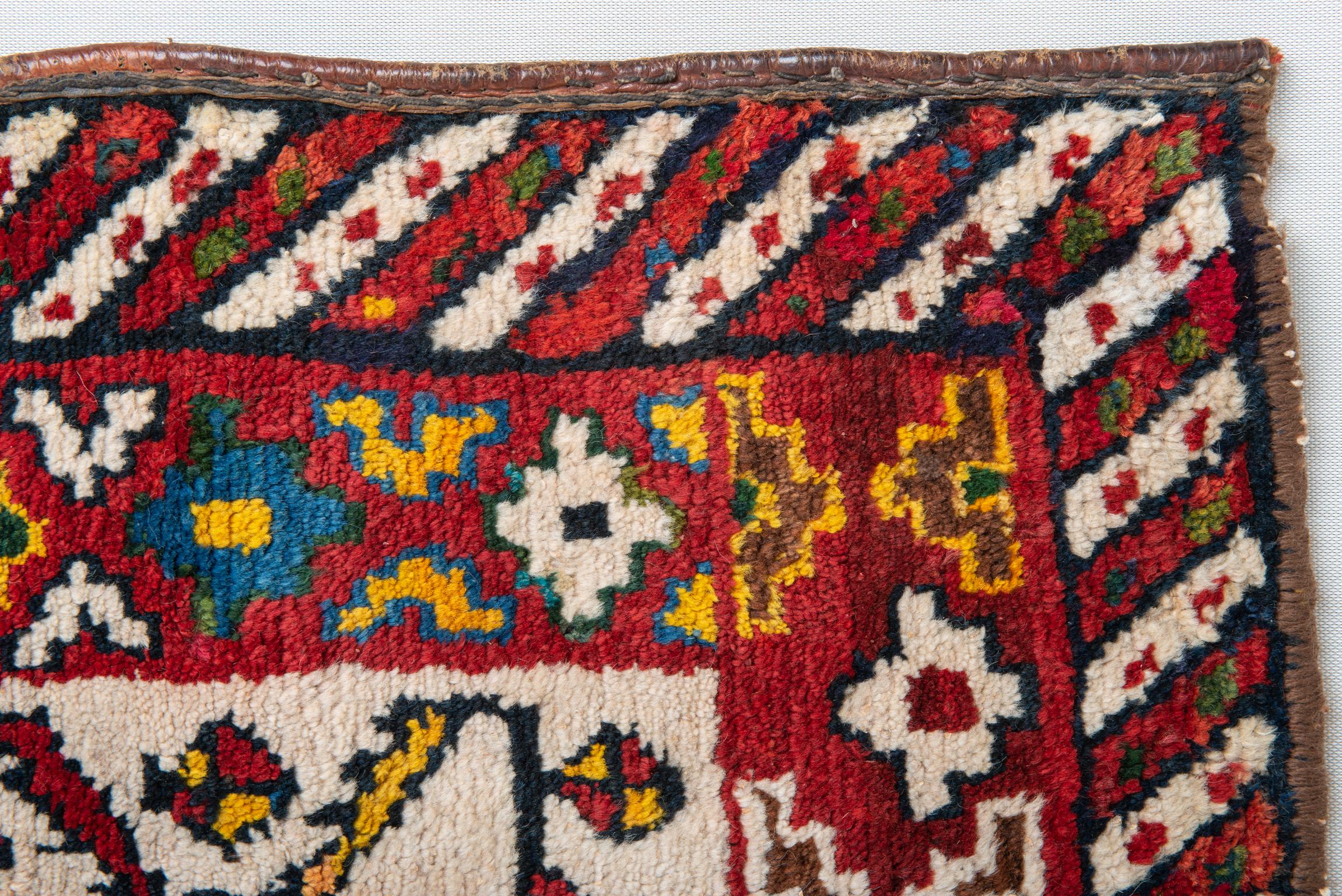 Ein Paar kleine Teppiche, die zu anderen ähnlichen Teppichen passen (Wolle) im Angebot