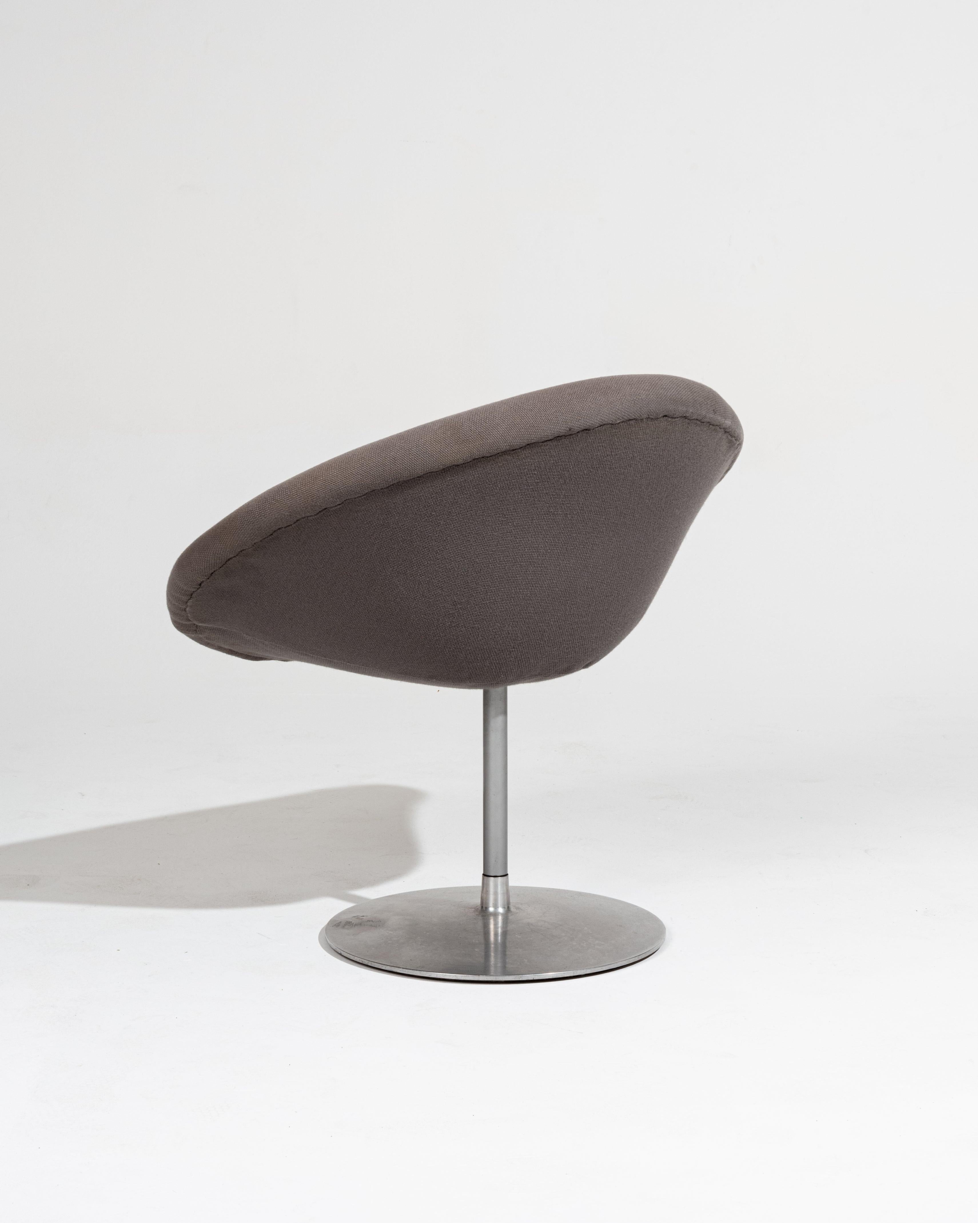 PAIR OF LITTLE GLOBE ARMCHAIRS, PIERRE PAULIN, 1980s In Good Condition For Sale In PARIS, FR