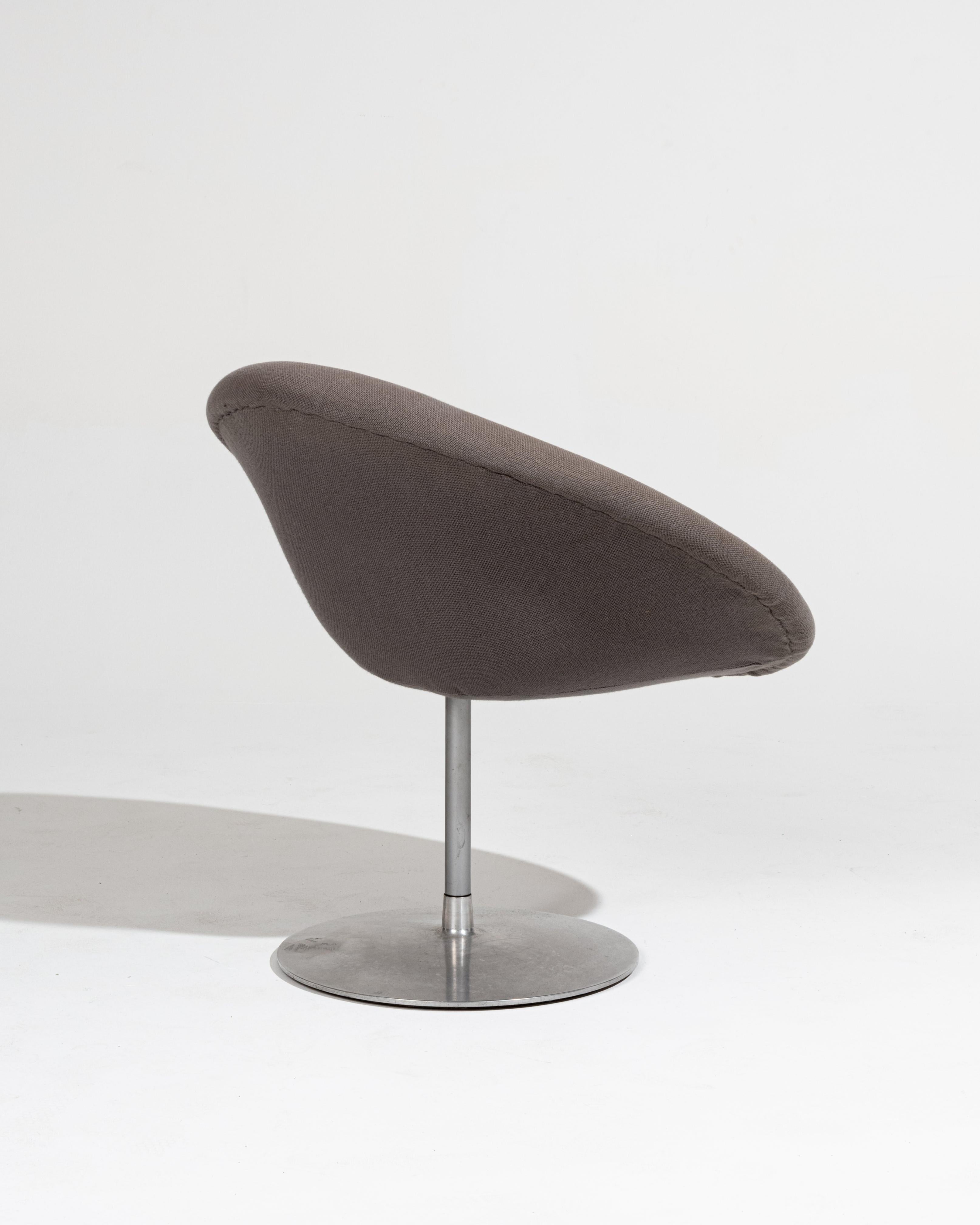Metal PAIR OF LITTLE GLOBE ARMCHAIRS, PIERRE PAULIN, 1980s For Sale