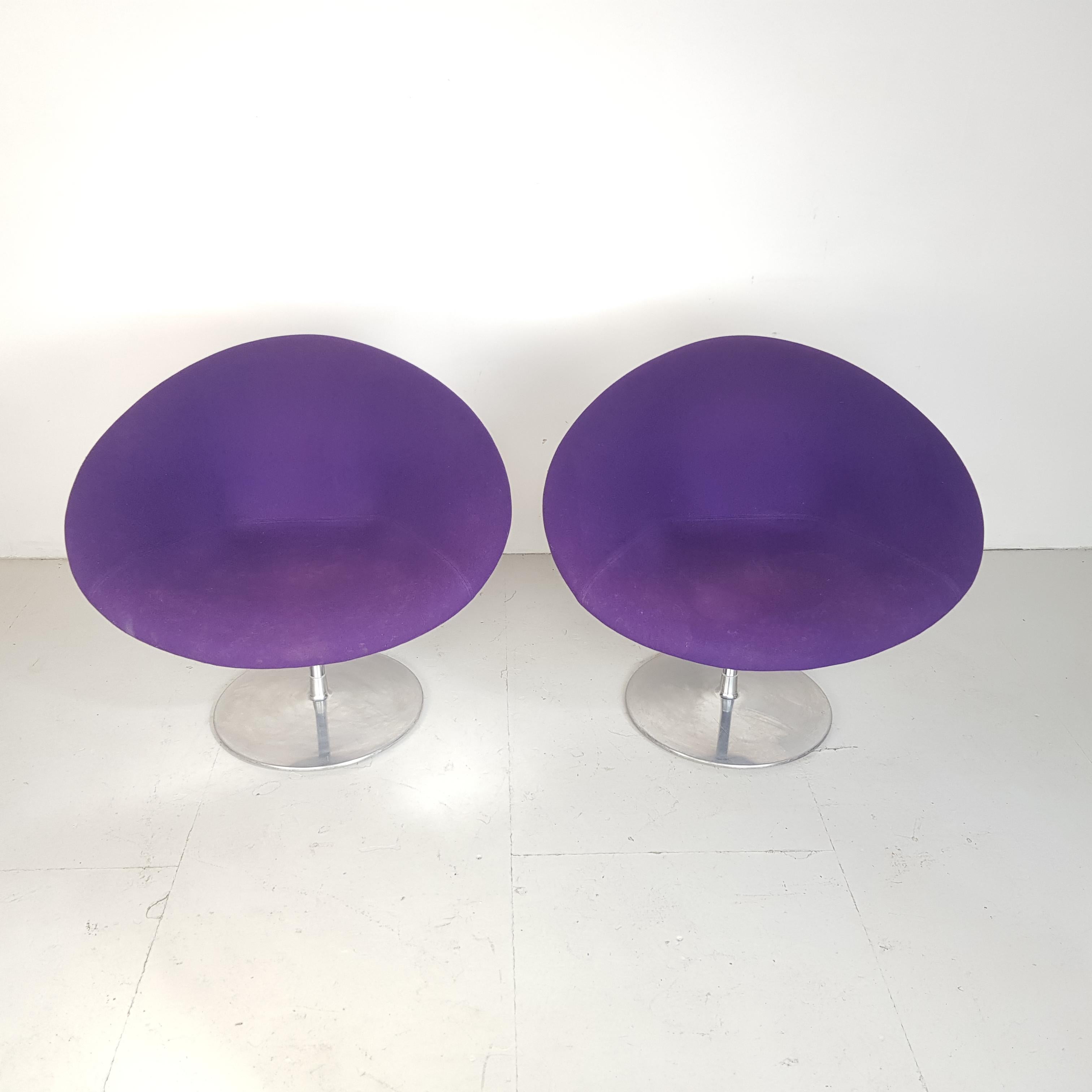 Fabulous pair of vintage 1960s-1970s Little Globe chairs designed by Pierre Paulin for Artifort. Base discs in polished aluminium with chrome tube, original upholstered seats in very on-trend purple their shell shape makes them particularly