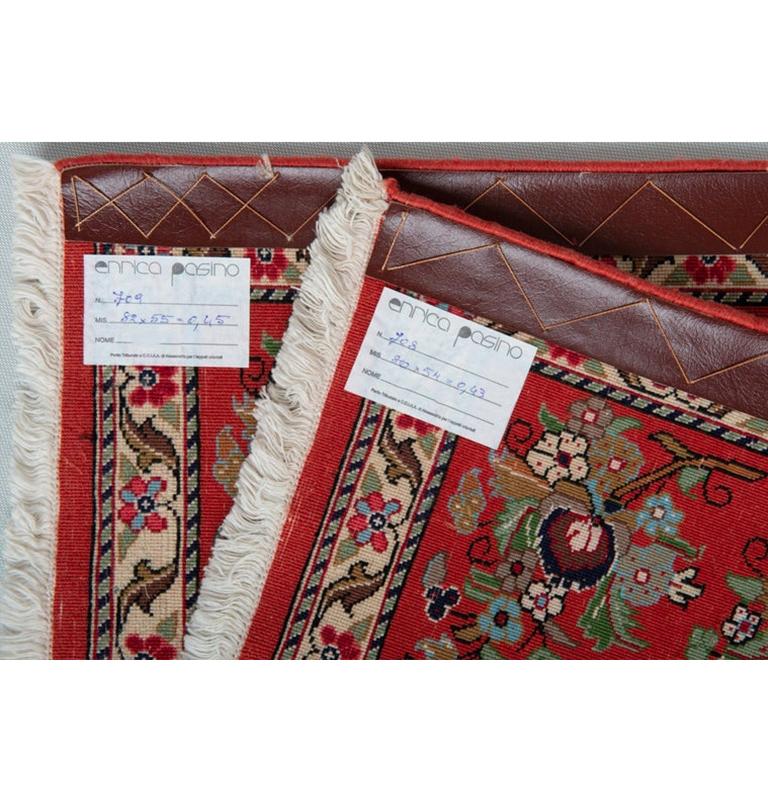 Classic color and elegant floral desgn for this pair or small rugs, which can be placed anywhere, even as backrests.
In Italy they are used as bedside rugs. The wool is very soft, of excellent quality.