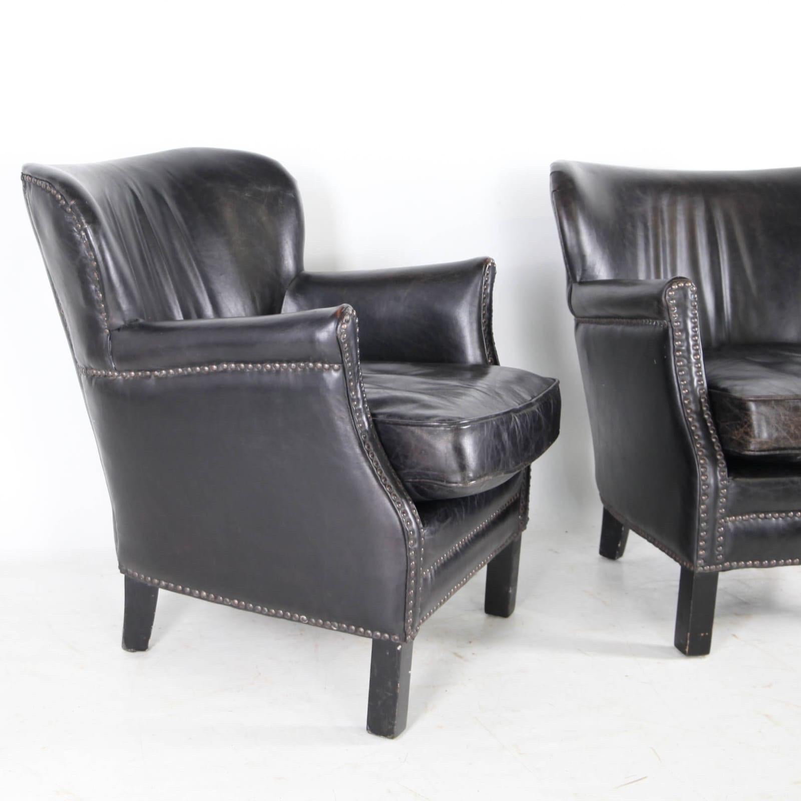 Pair of little leather club chairs en venta 5