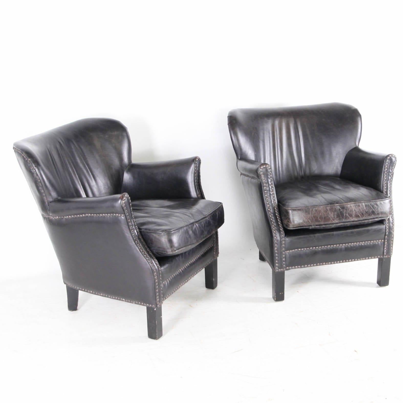 Pair of little leather club chairs en venta 6