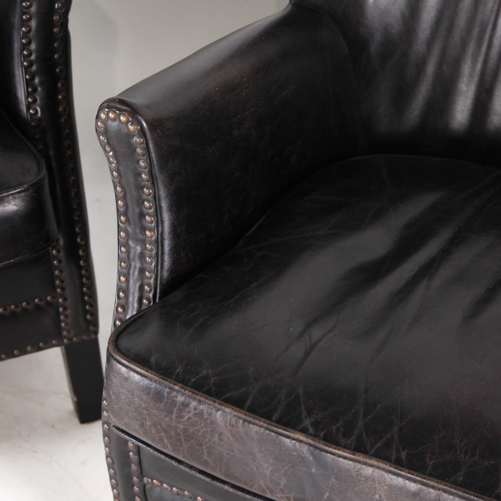 Pair of little leather club chairs Cuero en venta