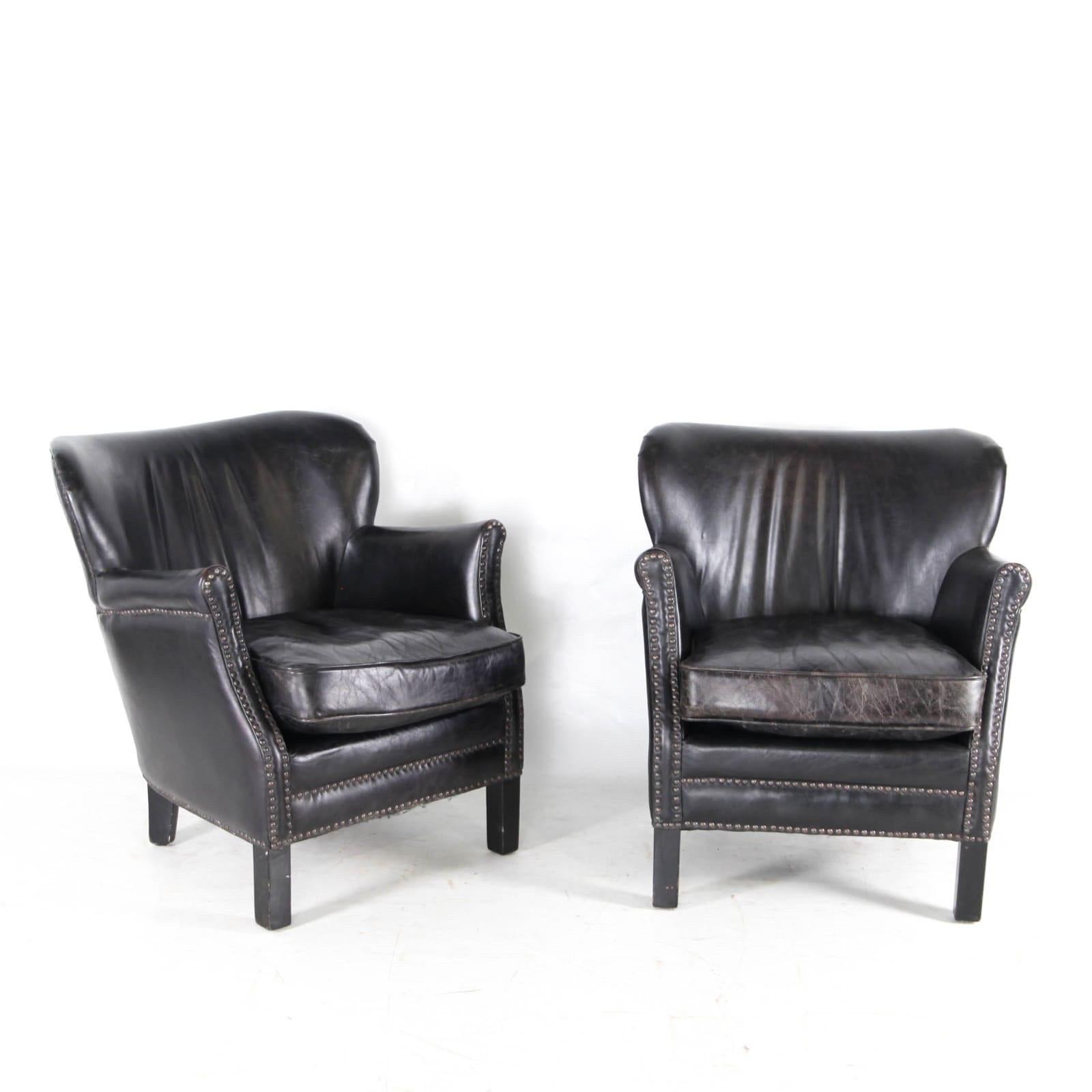 Pair of little leather club chairs en venta 1