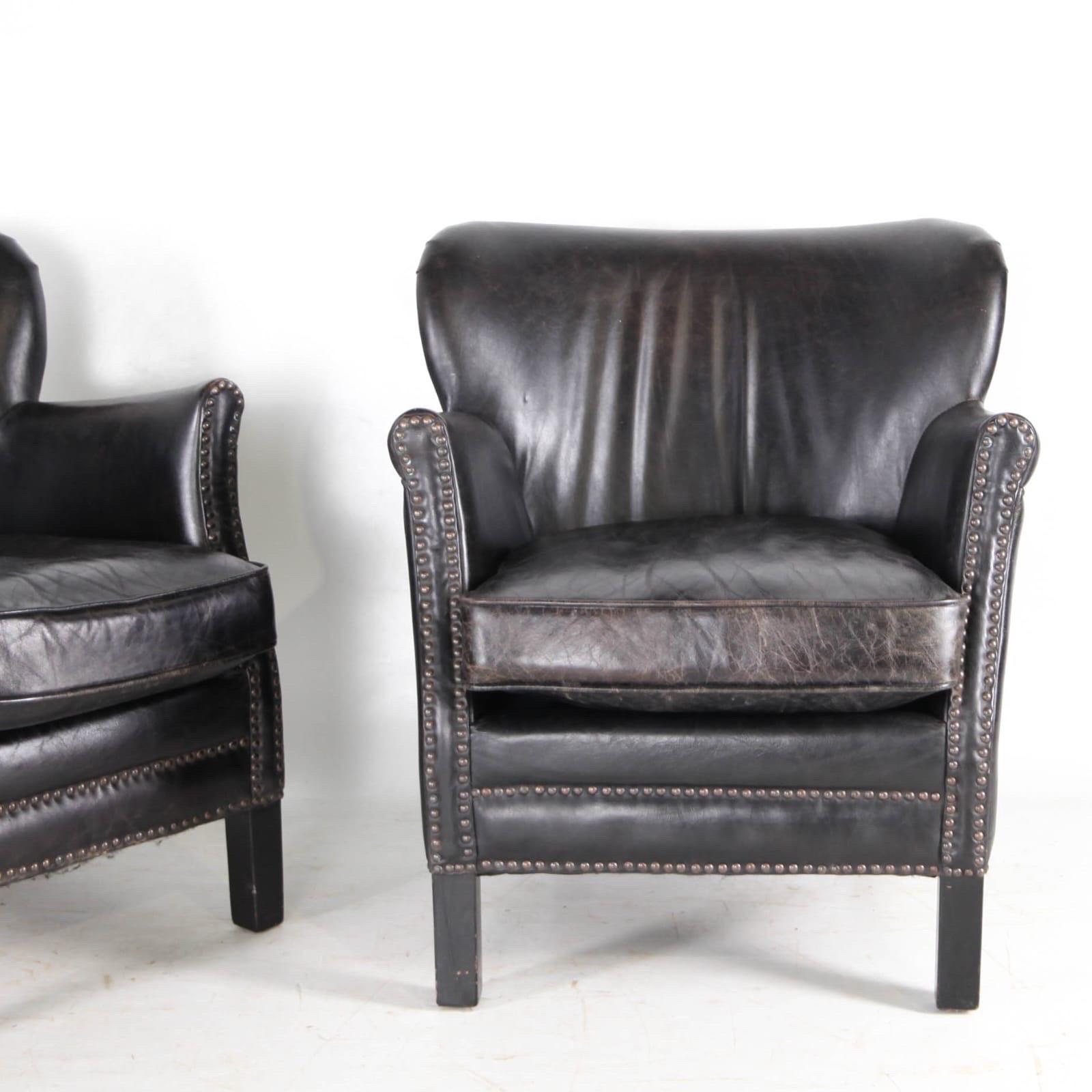 Pair of little leather club chairs en venta 2