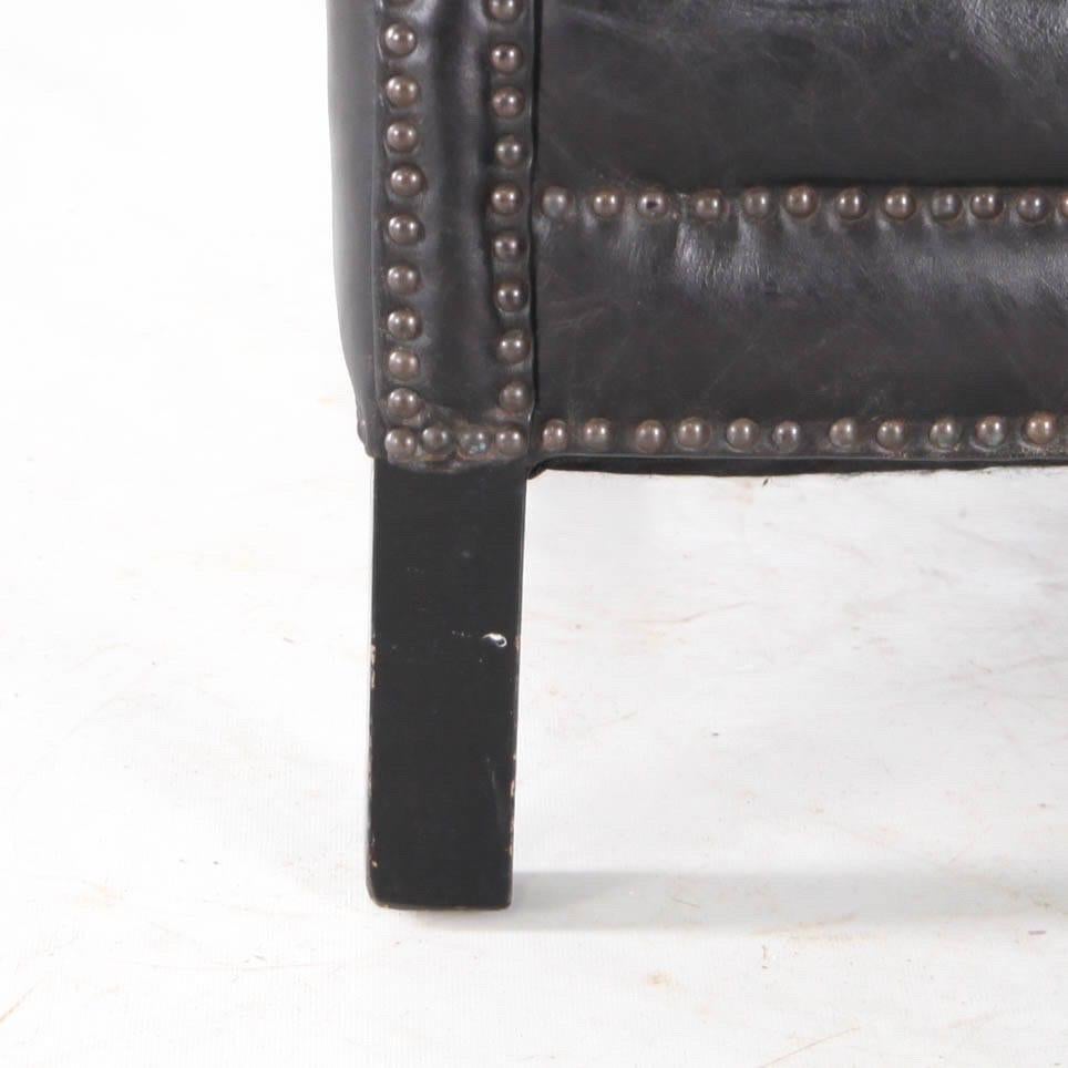 Pair of little leather club chairs en venta 3
