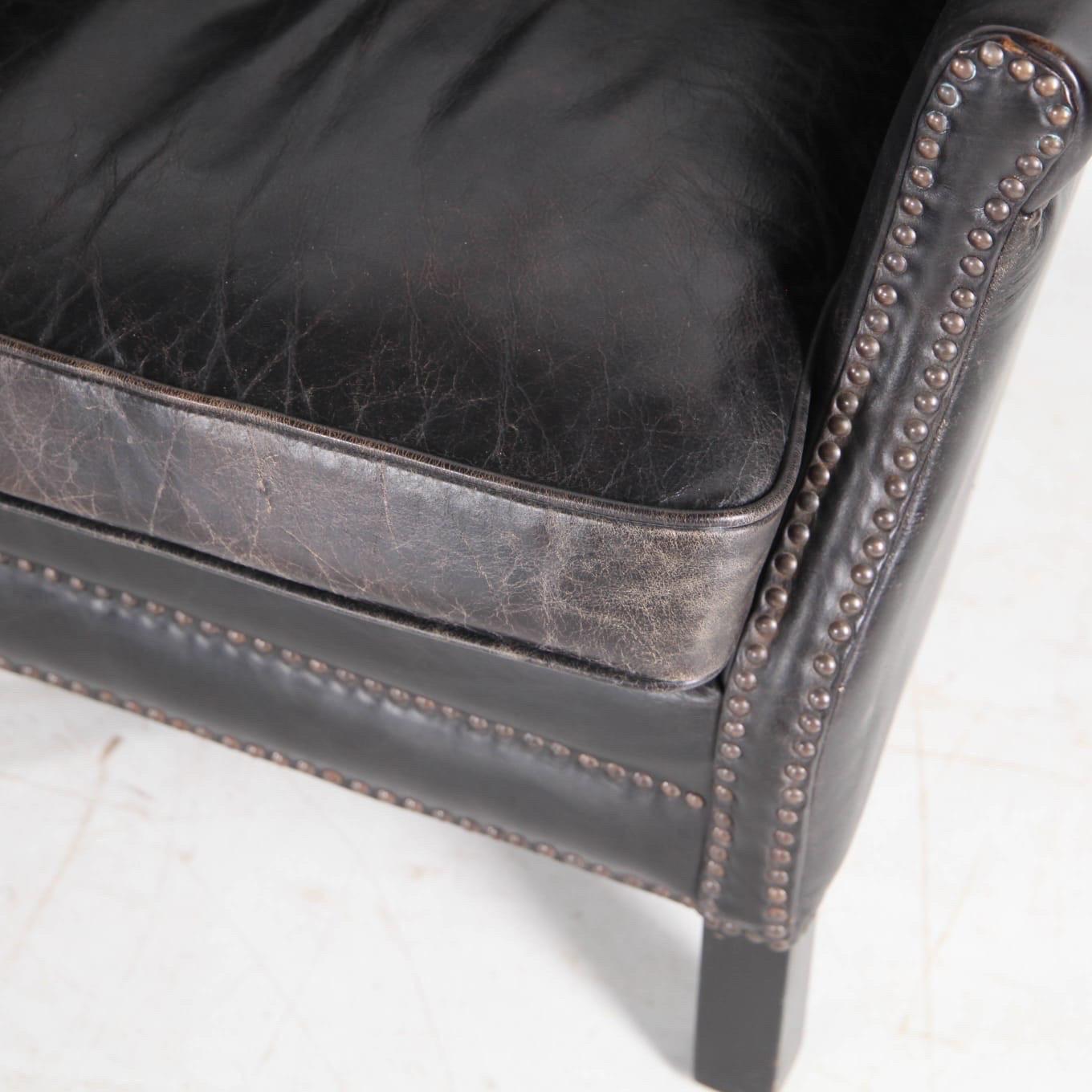 Pair of little leather club chairs en venta 4