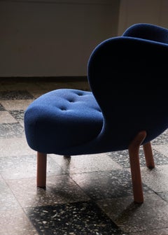 Coppia di Little Petra Lounge Chair, in Kvadrat Vidar 554 e Noce di Viggo Boesen