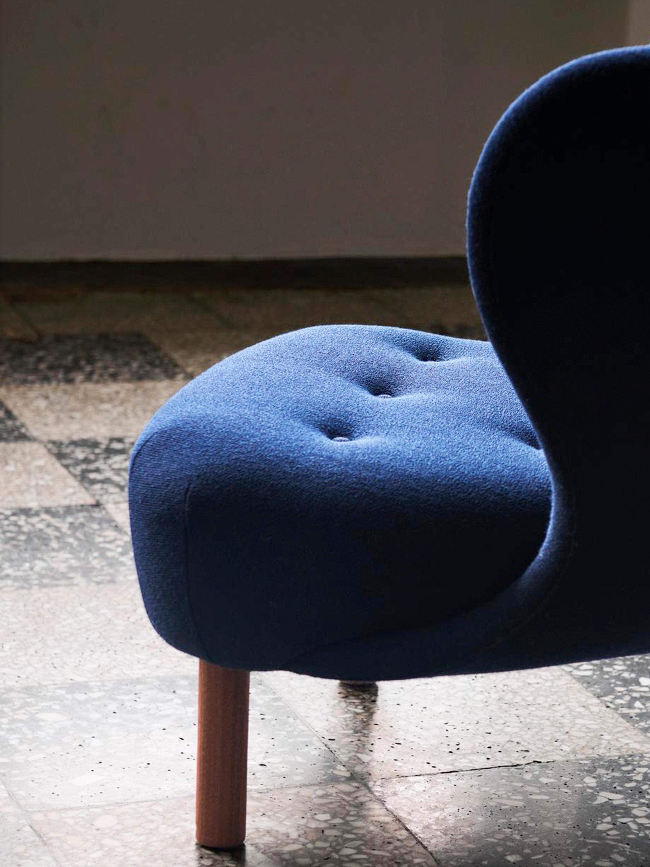 Pair of Little Petra Lounge Chair, in Kvadrat Vidar 554 & Walnut by Viggo Boesen (Stoff) im Angebot