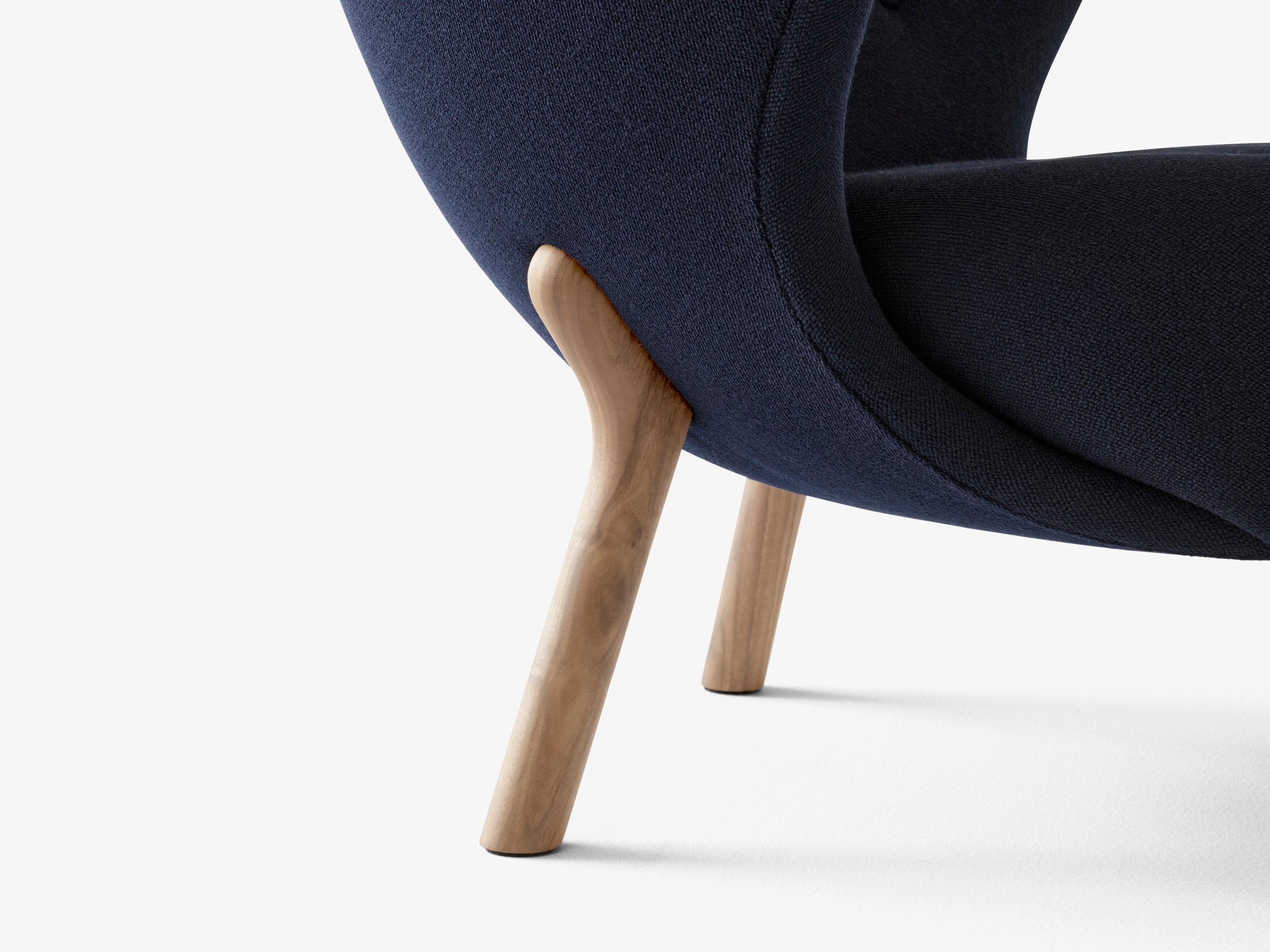 Ein Paar Little Petra Lounge Chairs, in Kvadrat Vidar 554 & Oak von Viggo Boesen (Litauisch) im Angebot