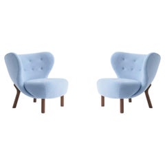 Ein Paar „Little Petra“-Lounge-Sessel – Kvadrat Gentle0733 & Walnuss von Viggo Boesen