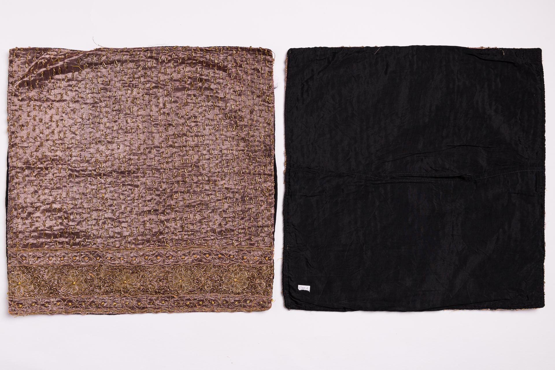 Paire de petits coussins avec Sari indien ancien en vente 2
