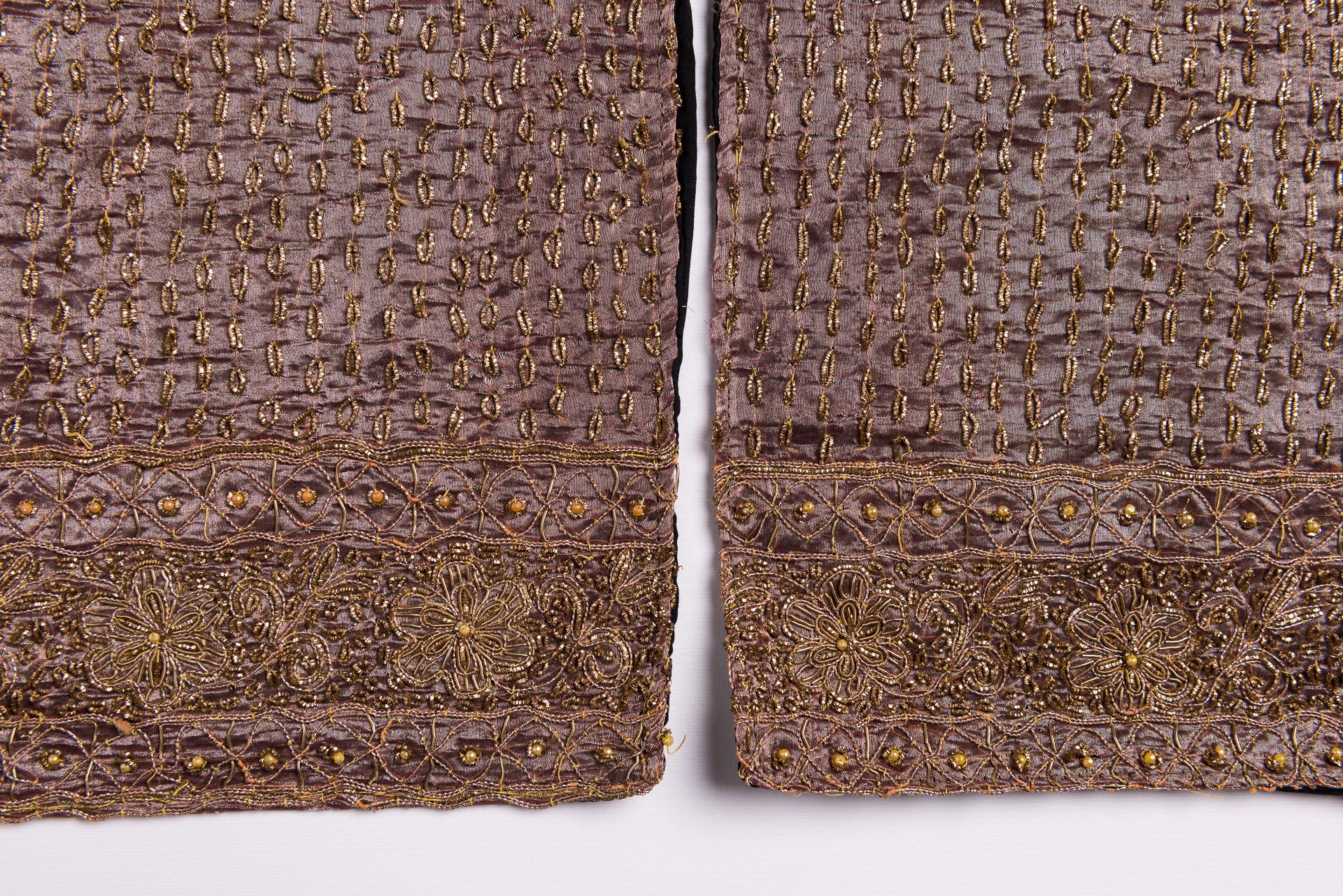 Paire de petits coussins, récupérés d'un ancien saree indien brodé en fil d'or.
Vous pouvez également en faire un sac de soirée.
ref. B/136.