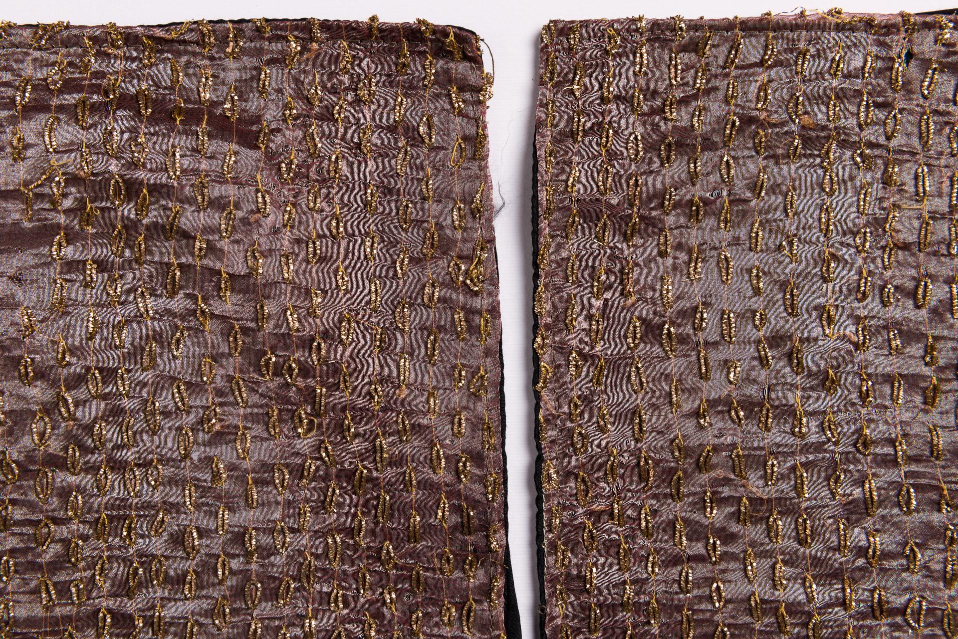 Brodé Paire de petits coussins avec Sari indien ancien en vente