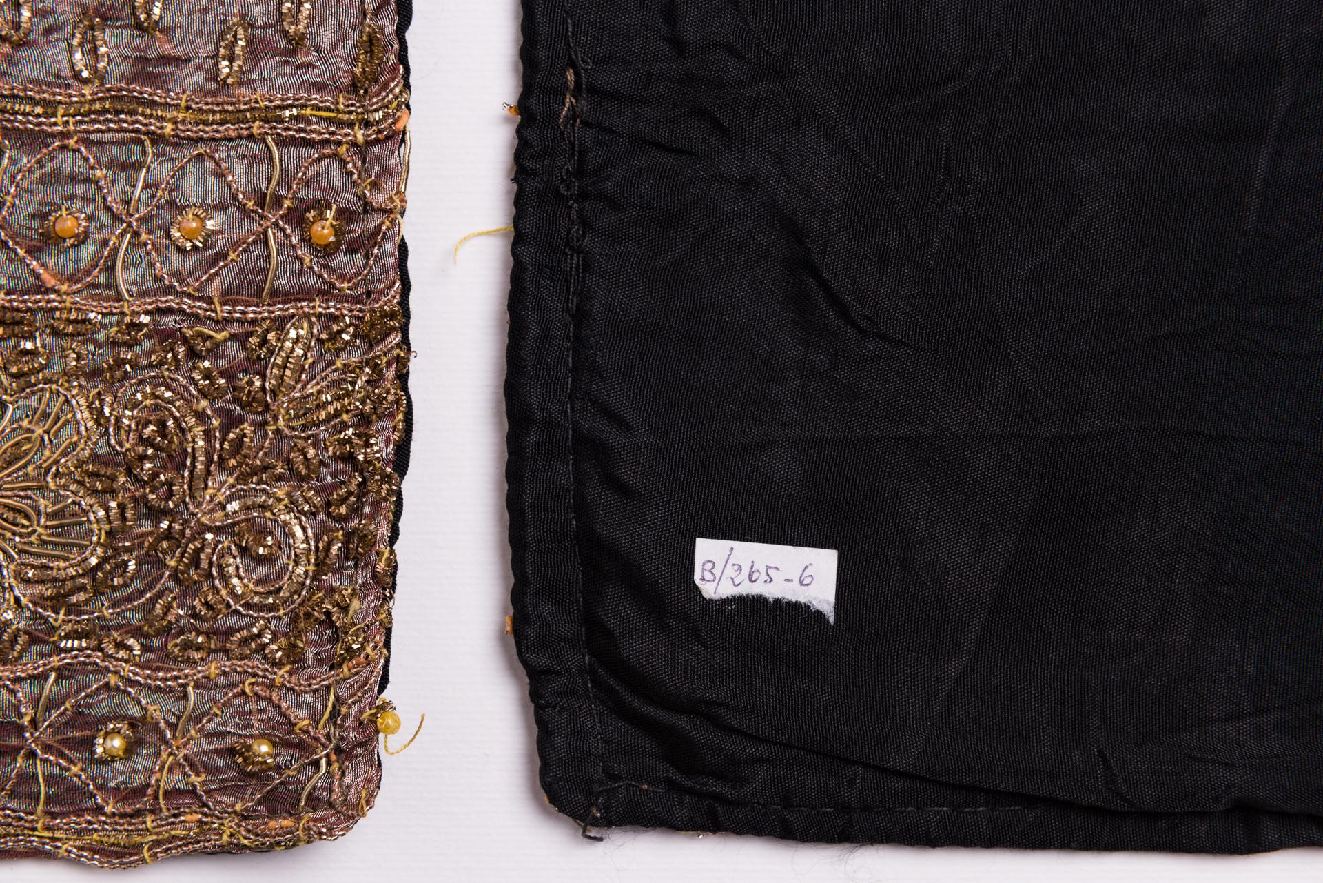 Paire de petits coussins avec Sari indien ancien en vente 1