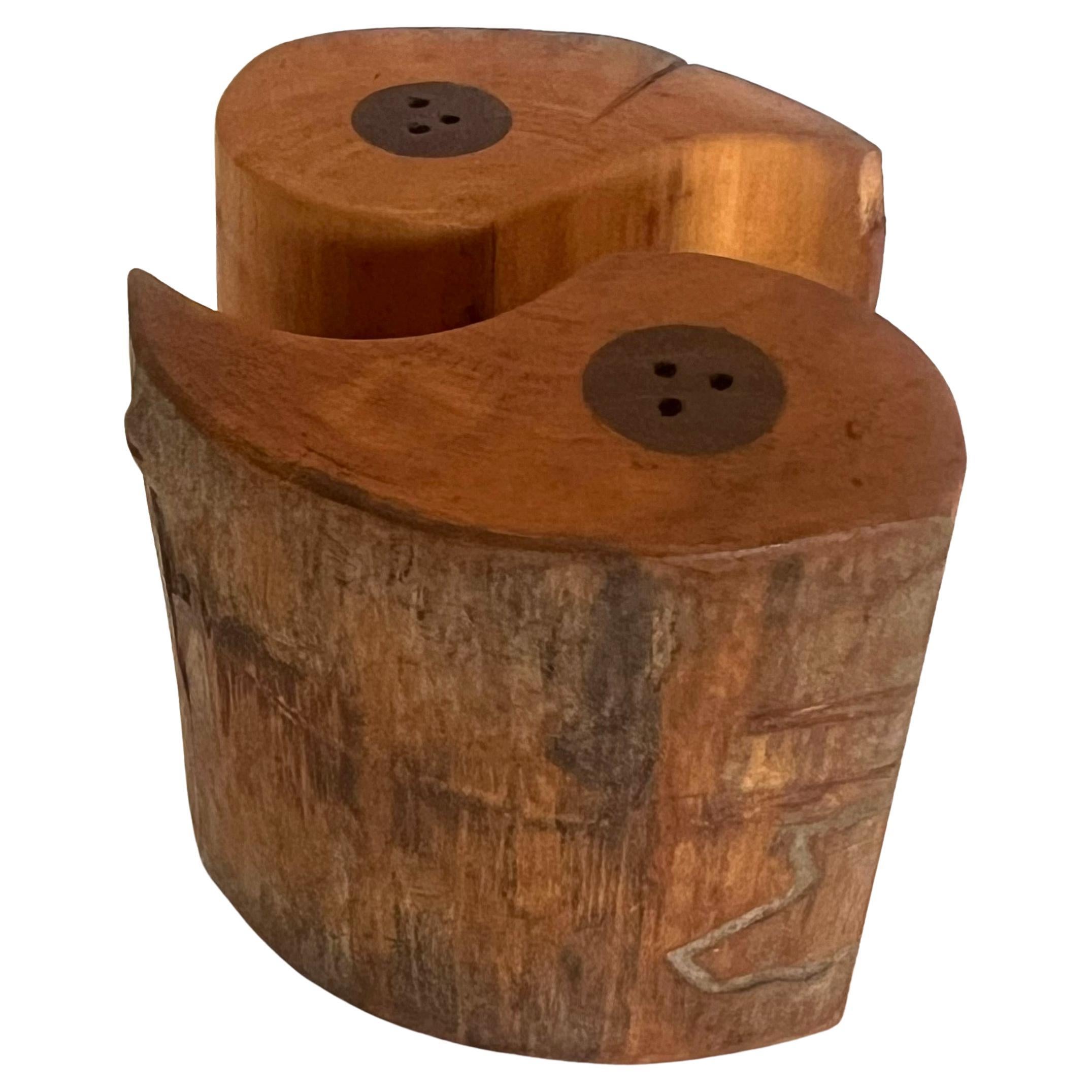 Pareja de saleros y pimenteros rústicos de madera maciza de canto vivo siglo XX en venta