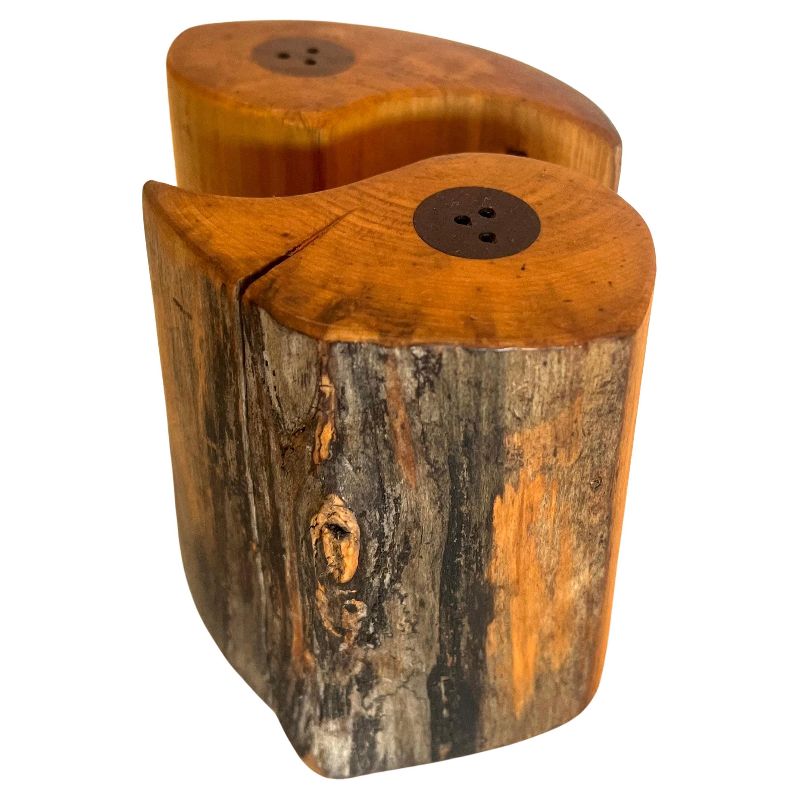 Pareja de saleros y pimenteros rústicos de madera maciza de canto vivo en venta