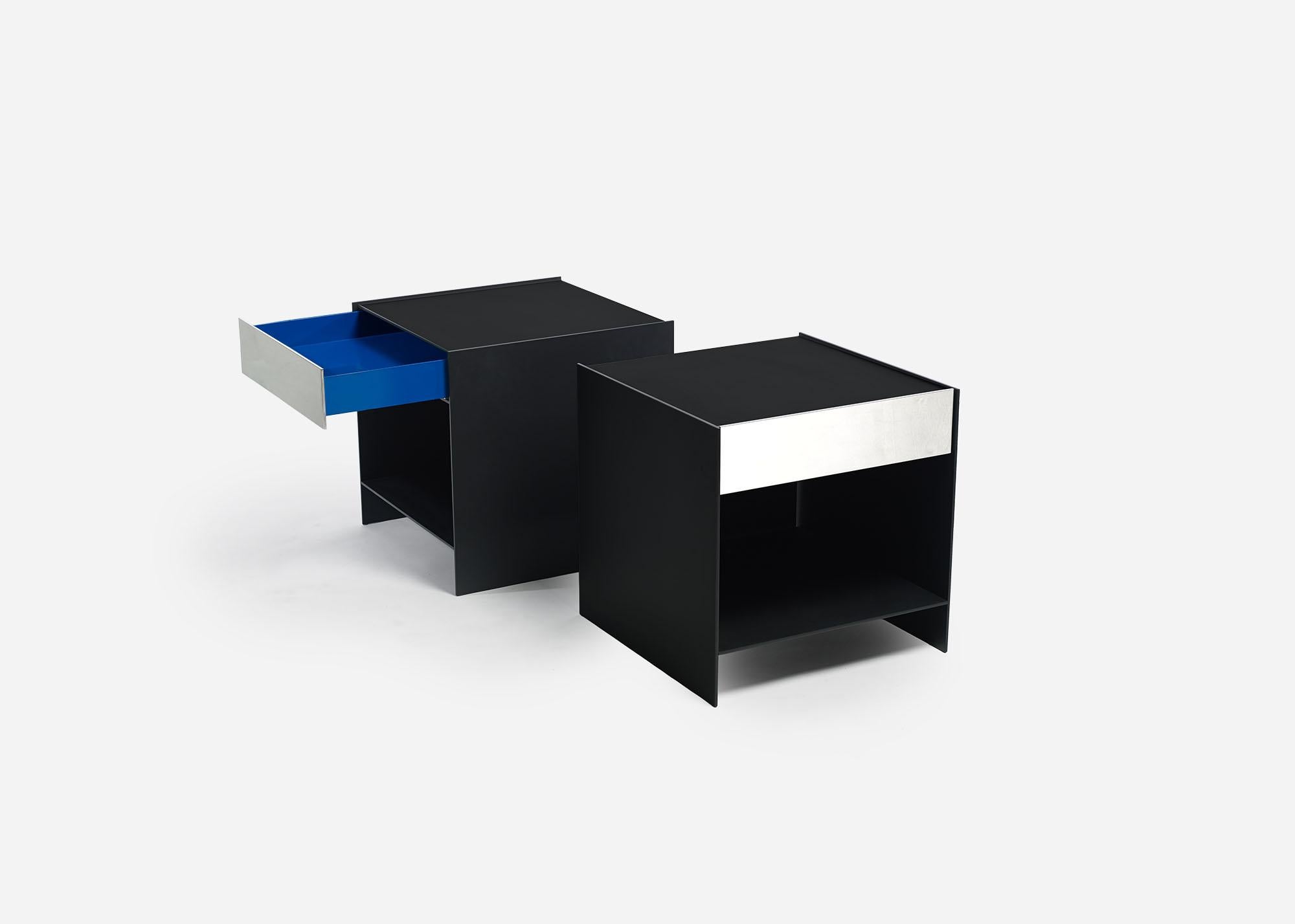 Minimaliste Paire de tables de nuit Lividi en aluminium massif du designer Jonathan Nesci en vente