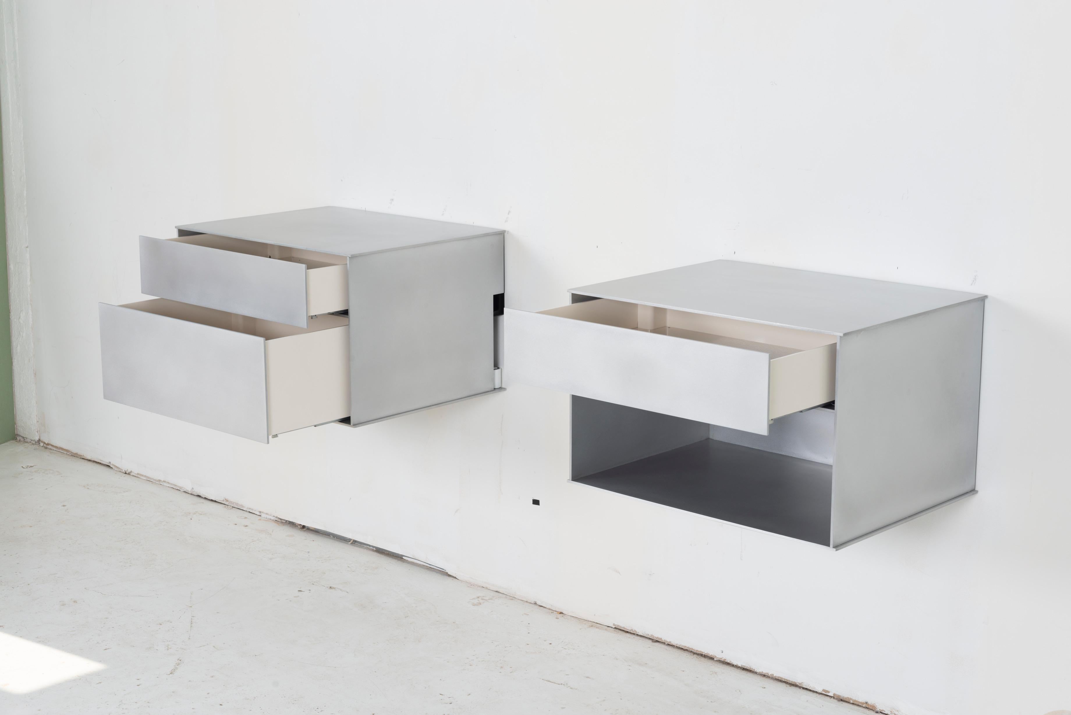 Mesillas de noche Lividi fabricadas en chapa de aluminio de un cuarto de pulgada de grosor con recubrimiento de polvo y pulido espejo. Cajones de aluminio macizo con deslizaderas Blum-motion de cierre suave. Escalas y acabados personalizados