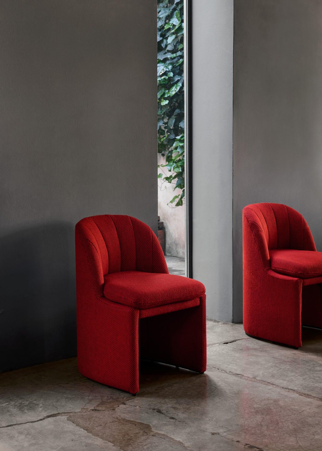 Rispecchiando le curve sottili viste in tutta la famiglia di prodotti, la poltroncina Loafer offre un'esperienza di seduta eretta, che la rende ideale per l'uso in sale da pranzo e sale riunioni, così come in spazi che richiedono un approccio più
