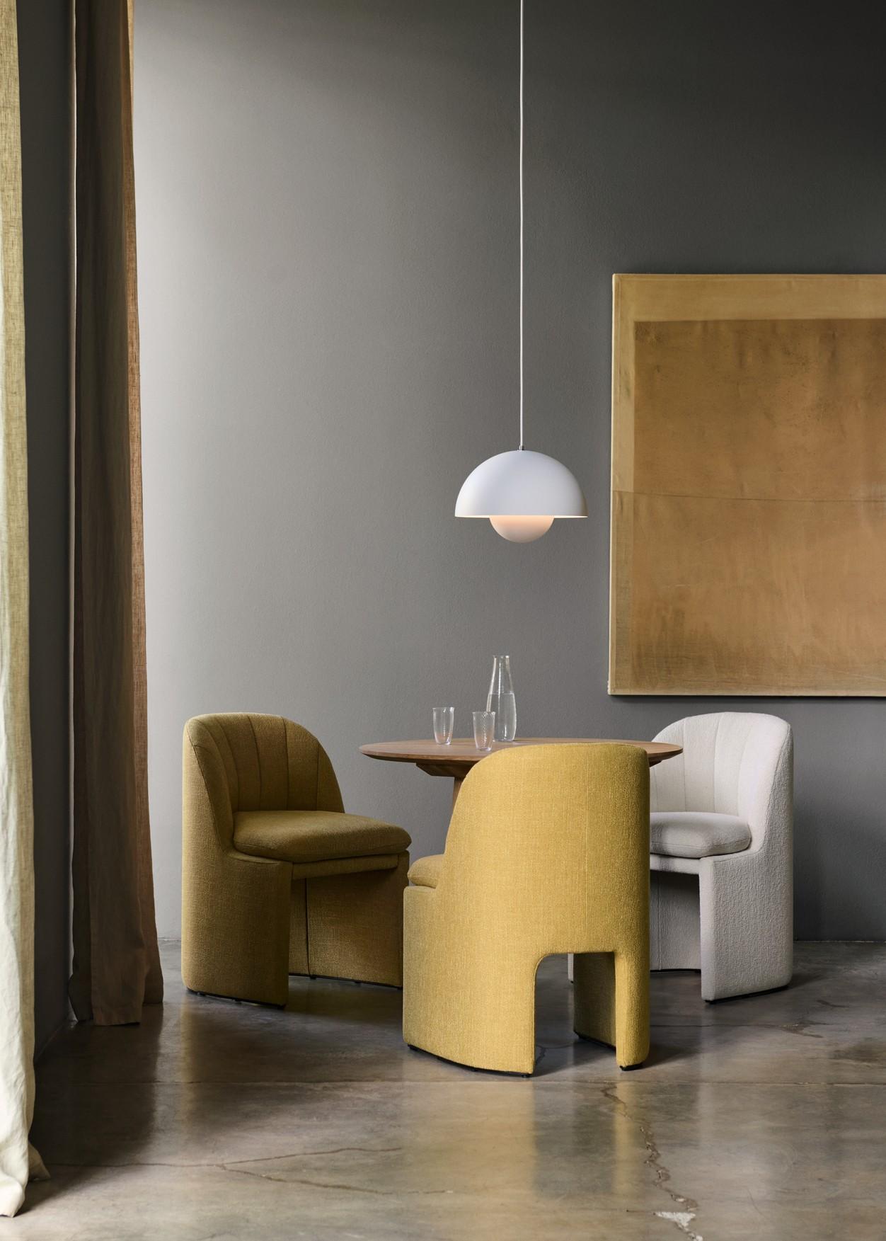 Mirroring the subtle curves seen across the product family, the Loafer side chair offers an upright seating experience, making it ideal for use in both dining and meeting rooms, as well as spaces that require a more conservative approach to seating