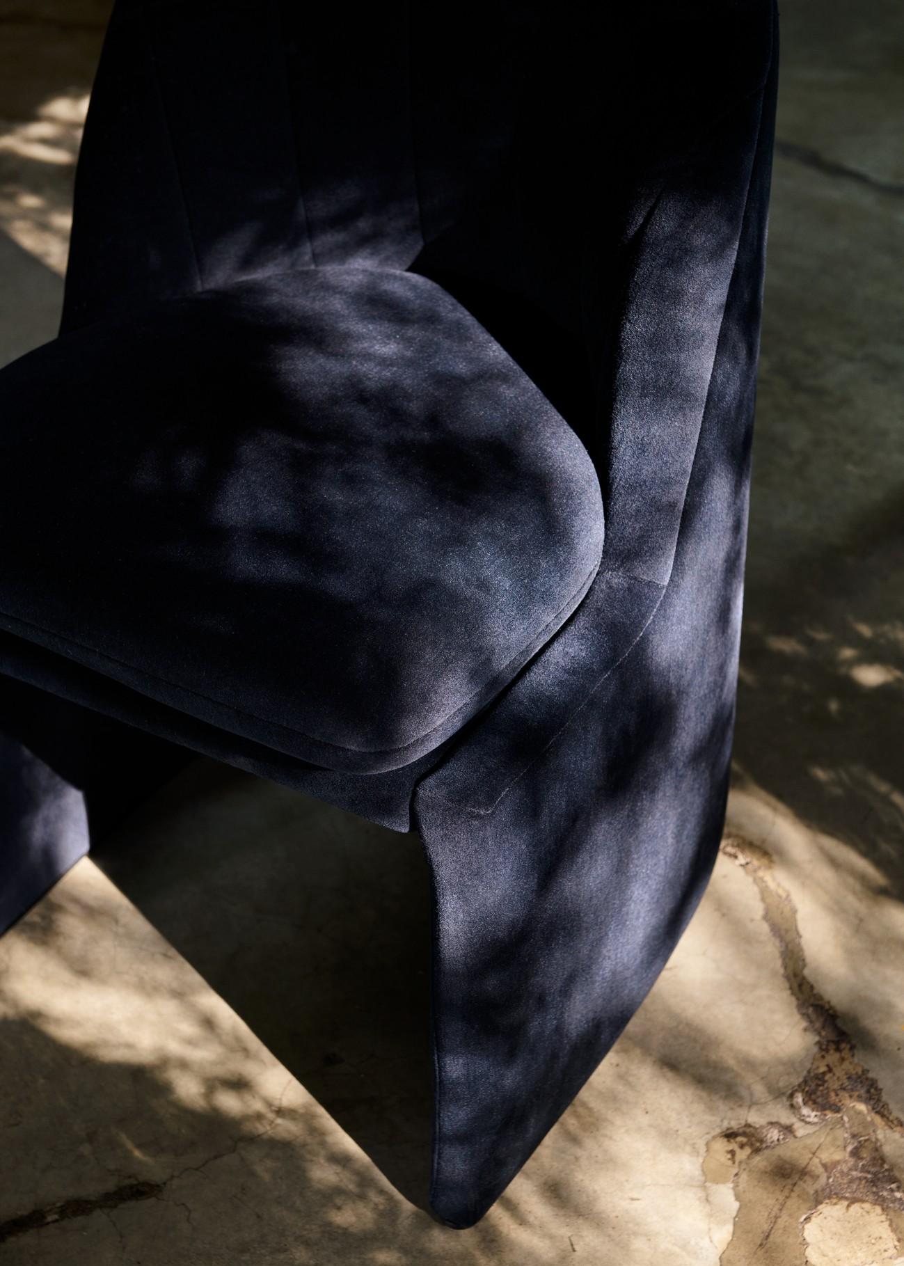 Con un ingombro visivo e fisico ridotto, la poltrona club Loafer può essere collocata facilmente in salotti, bar e camere da letto. Con i suoi contorni eleganti e l'imbottitura soffice, il design offre agli utenti lo stesso livello di comfort delle