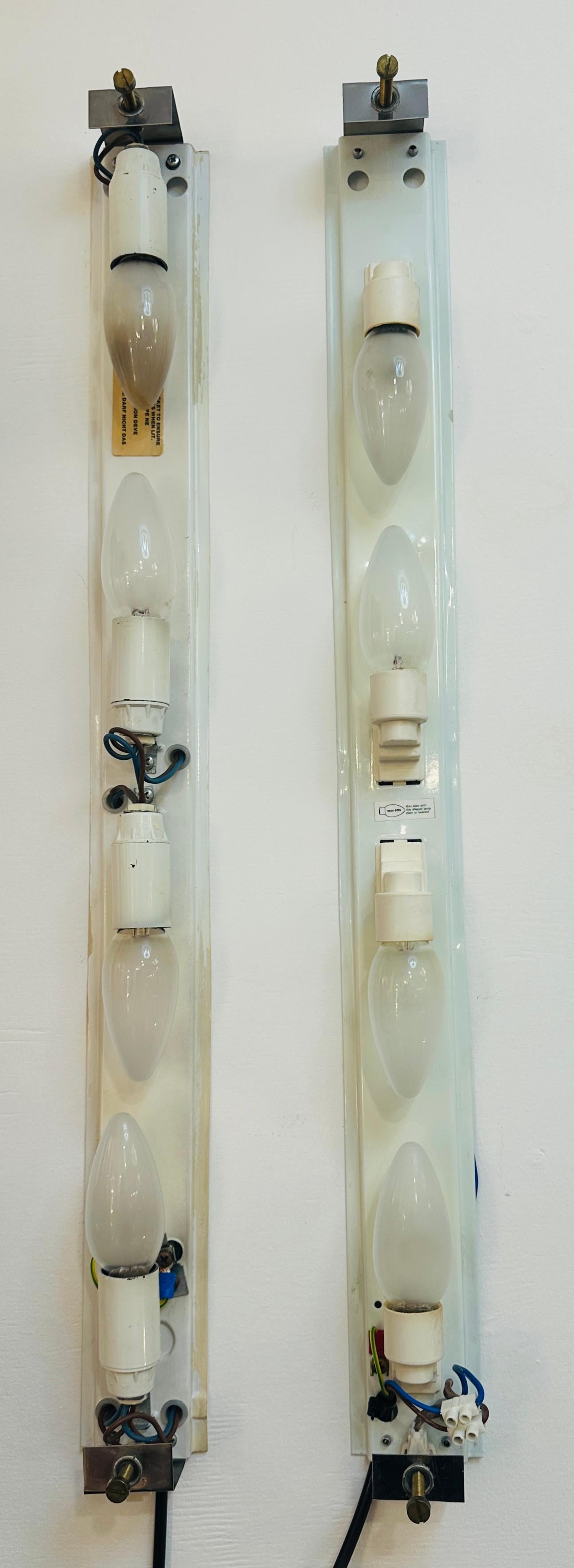 Coppia di lunghe lampade da parete in vetro smerigliato e rientrante di EGLO Leuchten, austriache, degli anni '70 in vendita 5