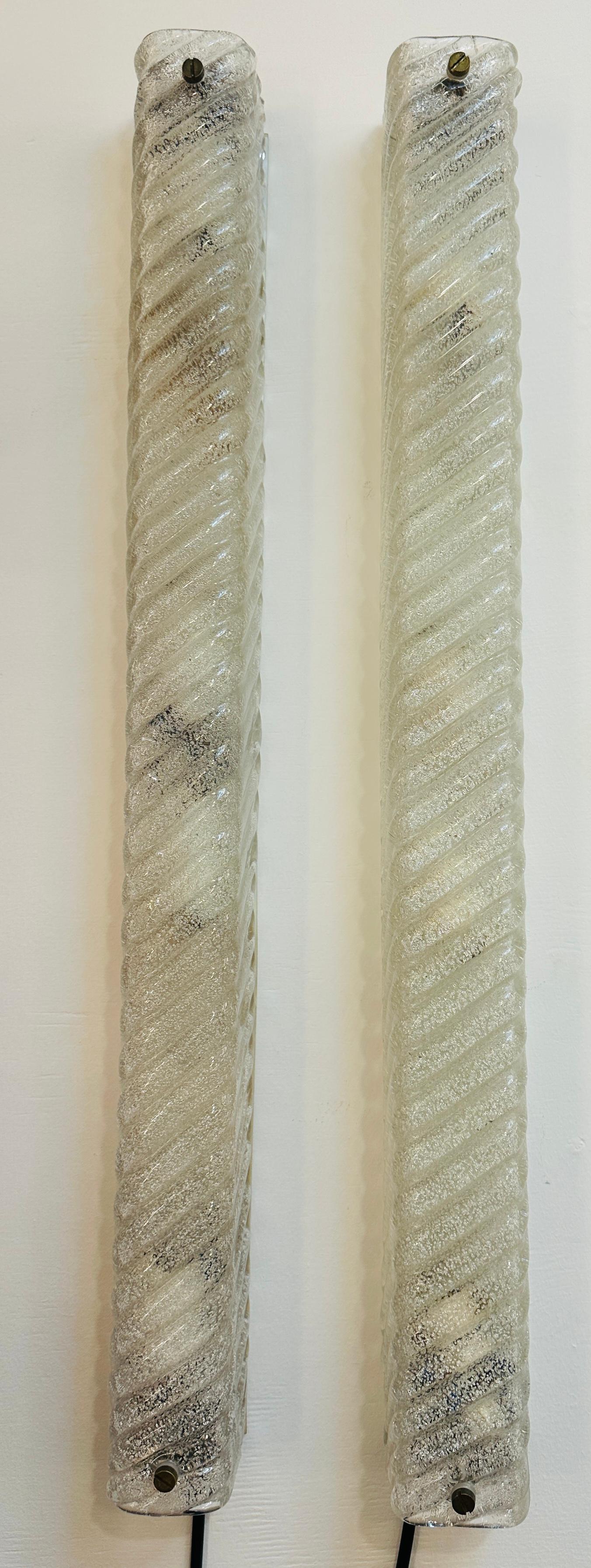Coppia di lunghe lampade da parete in vetro smerigliato e rientrante di EGLO Leuchten, austriache, degli anni '70 in vendita 6
