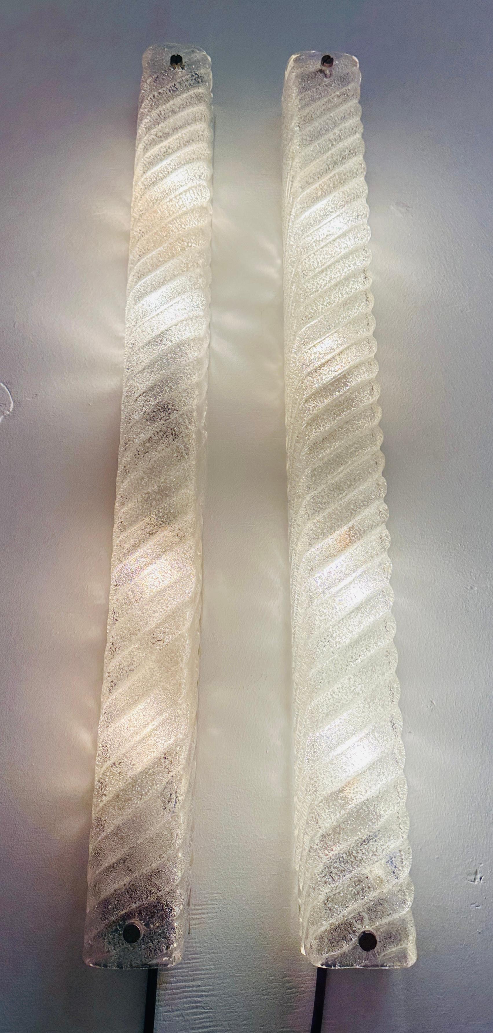 Coppia di lampade da parete EGLO Leuchten lunghe e moderne di metà secolo 1970 con vetro smerigliato di Murano.  L'interno del vetro viene sabbiato con piccoli frammenti di vetro per creare l'effetto smerigliato.  L'esterno è liscio, con linee