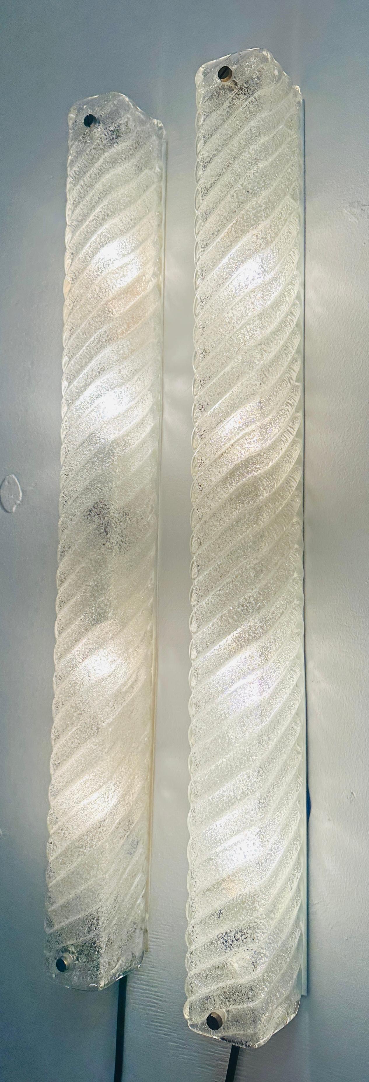 Mid-Century moderno Coppia di lunghe lampade da parete in vetro smerigliato e rientrante di EGLO Leuchten, austriache, degli anni '70 in vendita