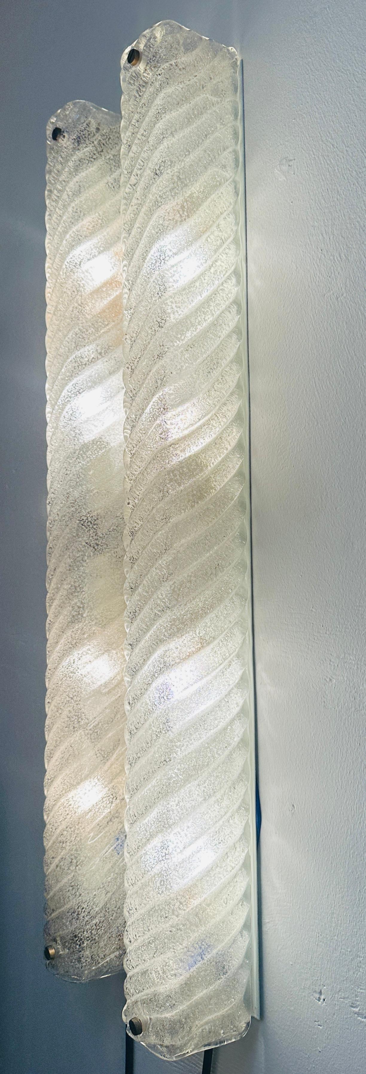 Satinato Coppia di lunghe lampade da parete in vetro smerigliato e rientrante di EGLO Leuchten, austriache, degli anni '70 in vendita