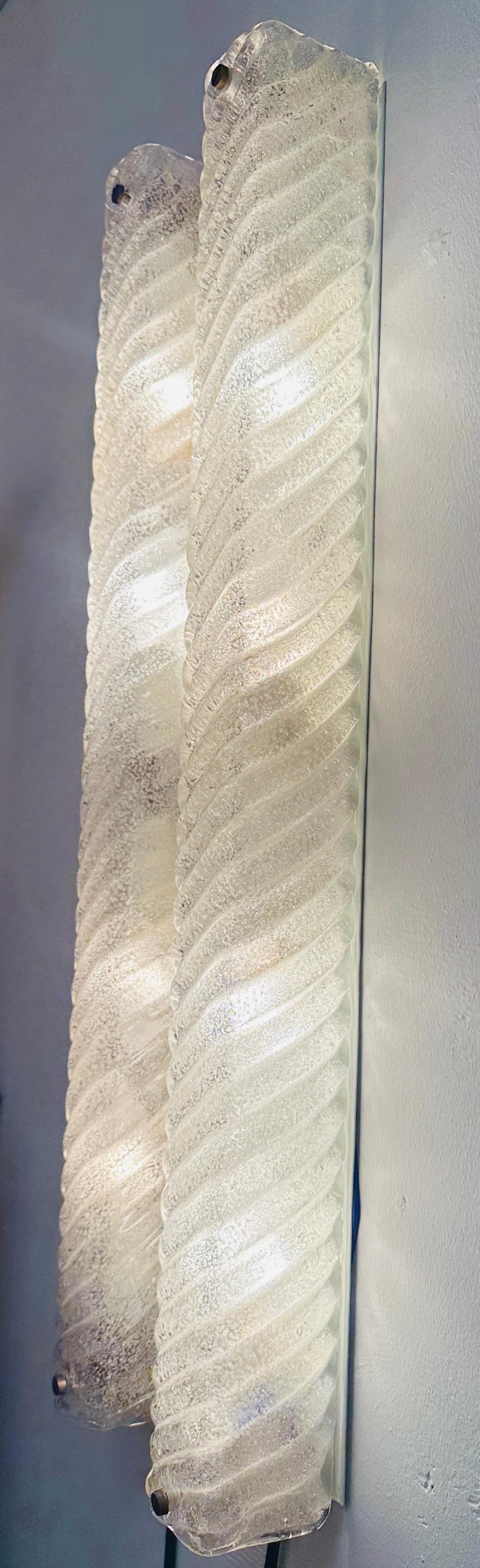 Coppia di lunghe lampade da parete in vetro smerigliato e rientrante di EGLO Leuchten, austriache, degli anni '70 In condizioni buone in vendita a London, England