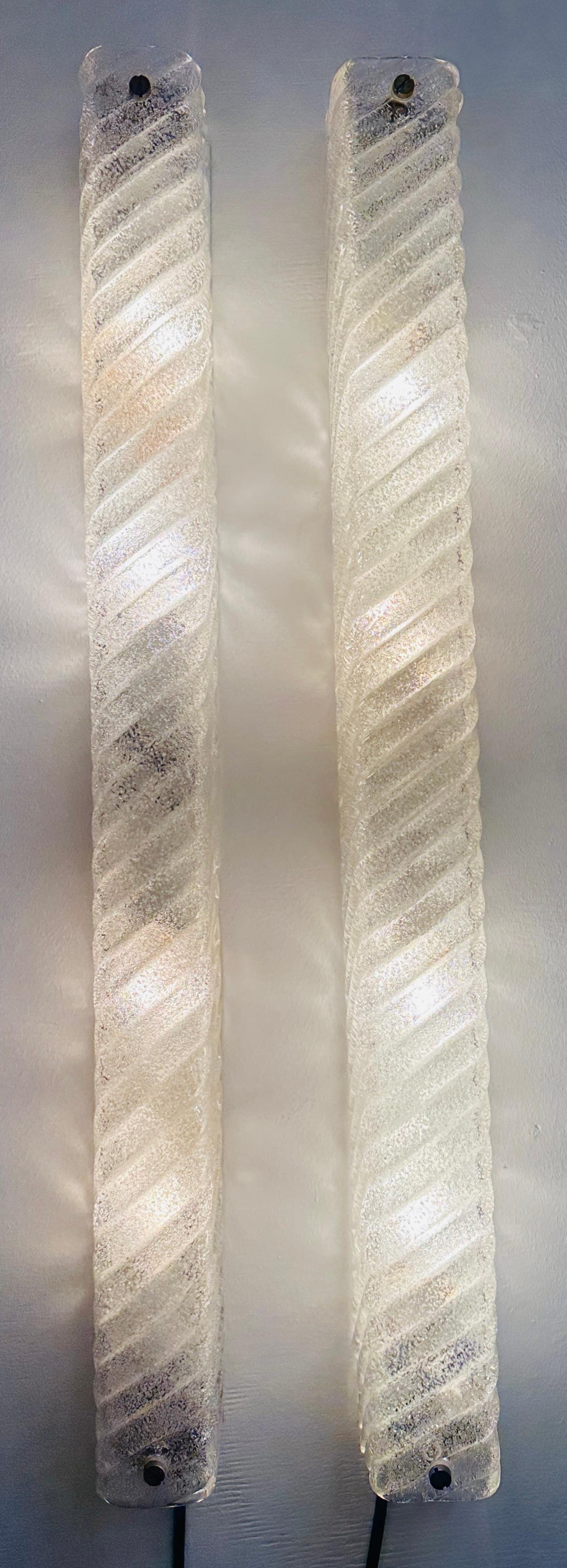 XX secolo Coppia di lunghe lampade da parete in vetro smerigliato e rientrante di EGLO Leuchten, austriache, degli anni '70 in vendita
