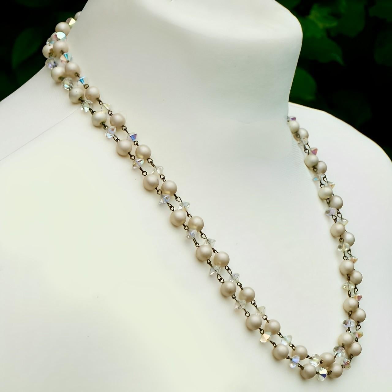 Coppia di collane lunghe di perle di vetro Aurora Boreale con perle finte, circa anni '50 in vendita 9