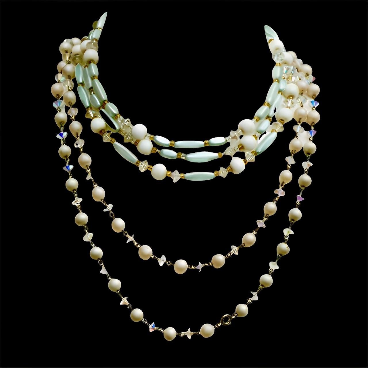 Coppia di collane lunghe di perle di vetro Aurora Boreale con perle finte, circa anni '50 in vendita 11