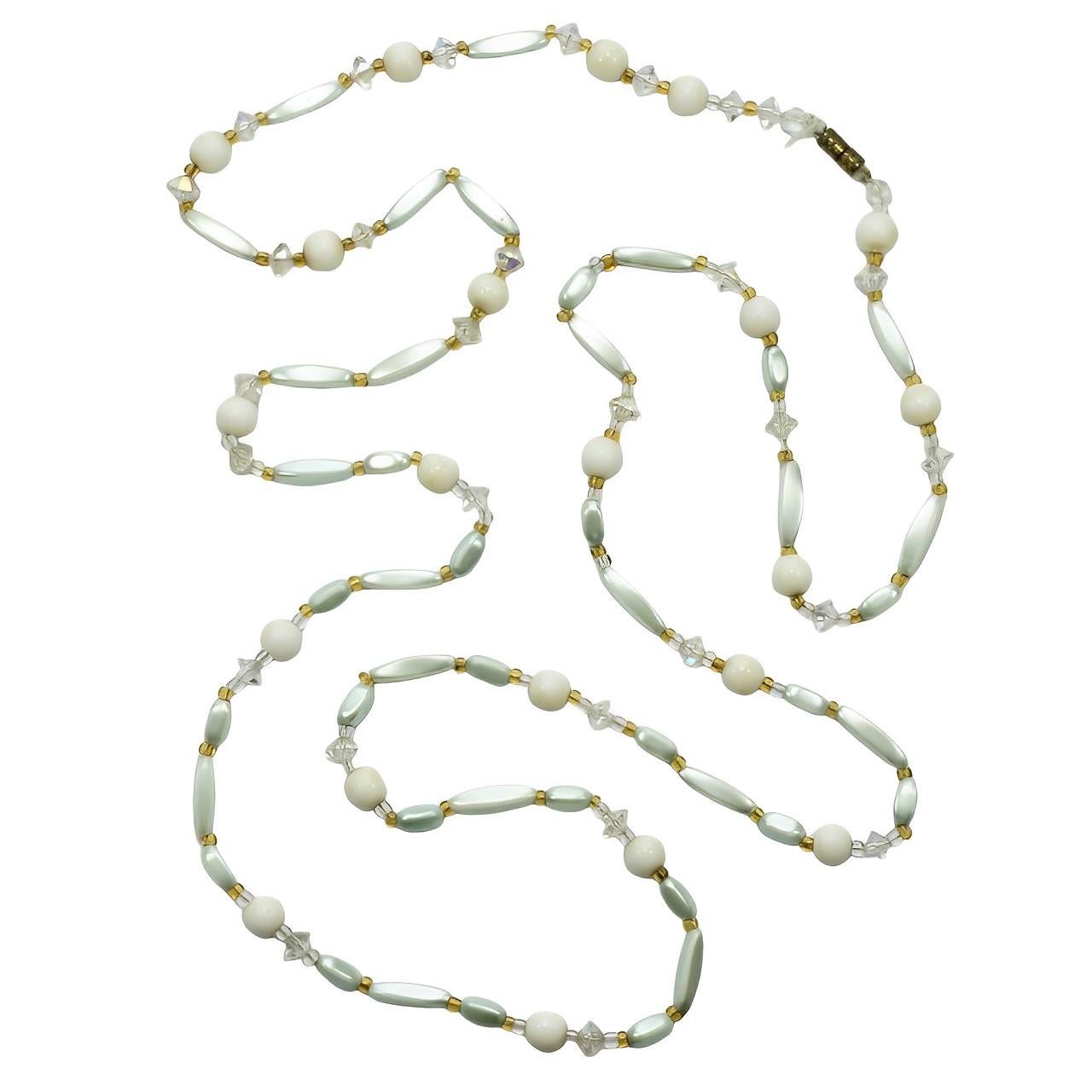Bellissima coppia di collane di perle di vetro.

La prima collana è composta da un mix di perle bianche e verdi pallide con piccole perle dorate e trasparenti e perline bicono aurora boreale. Lunghezza 121,5 cm / 47,8 pollici. 

La seconda collana è