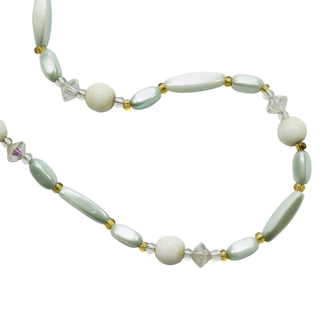 Coppia di collane lunghe di perle di vetro Aurora Boreale con perle finte, circa anni '50 In condizioni buone in vendita a London, GB