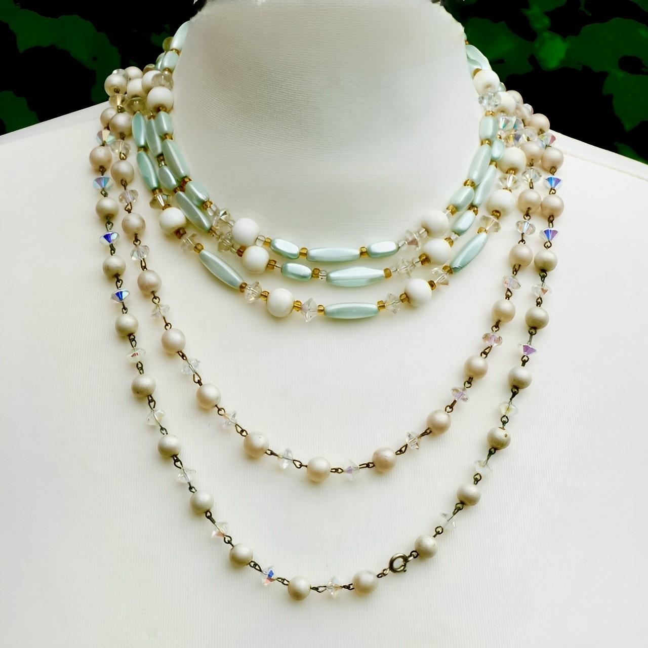 Coppia di collane lunghe di perle di vetro Aurora Boreale con perle finte, circa anni '50 in vendita 2
