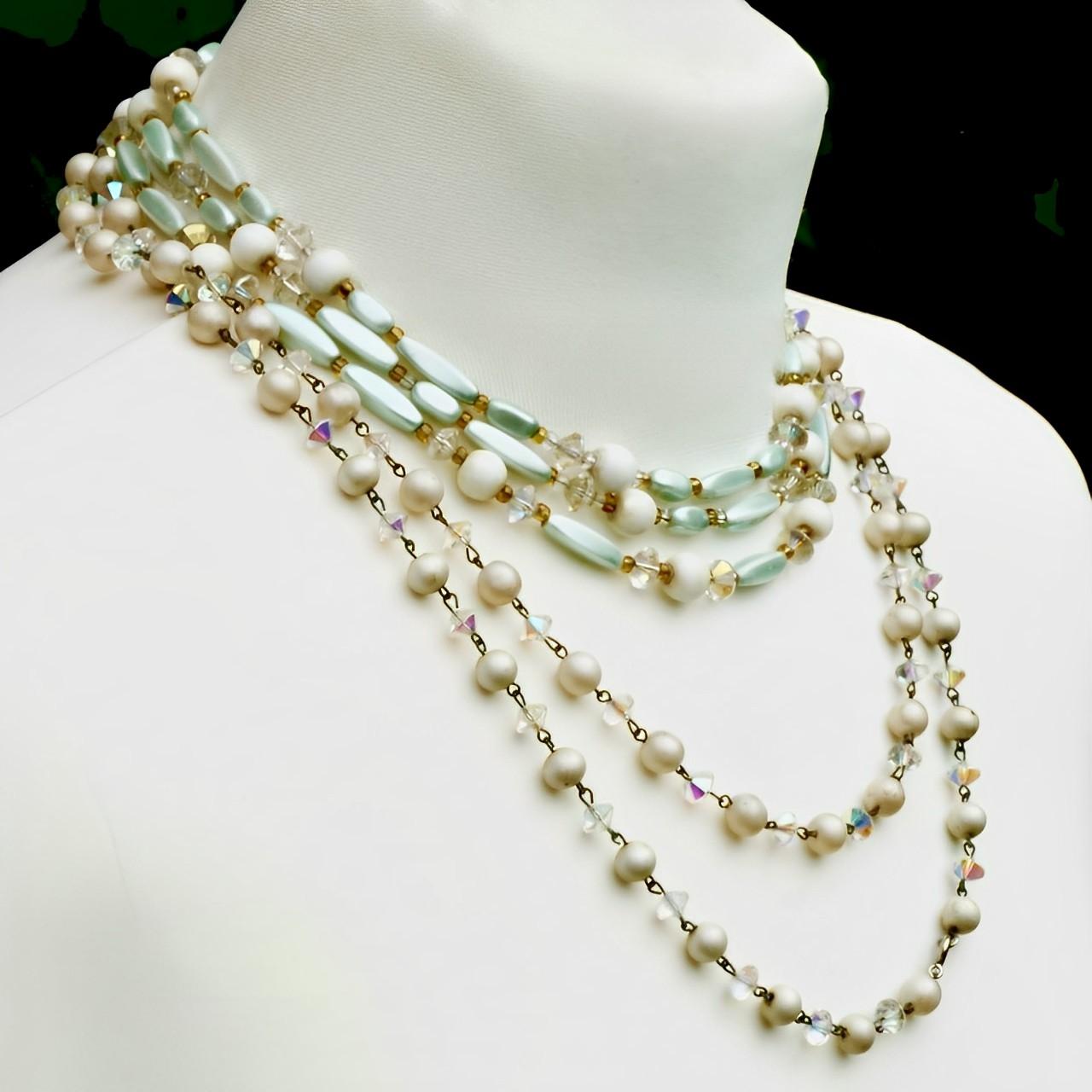 Coppia di collane lunghe di perle di vetro Aurora Boreale con perle finte, circa anni '50 in vendita 3