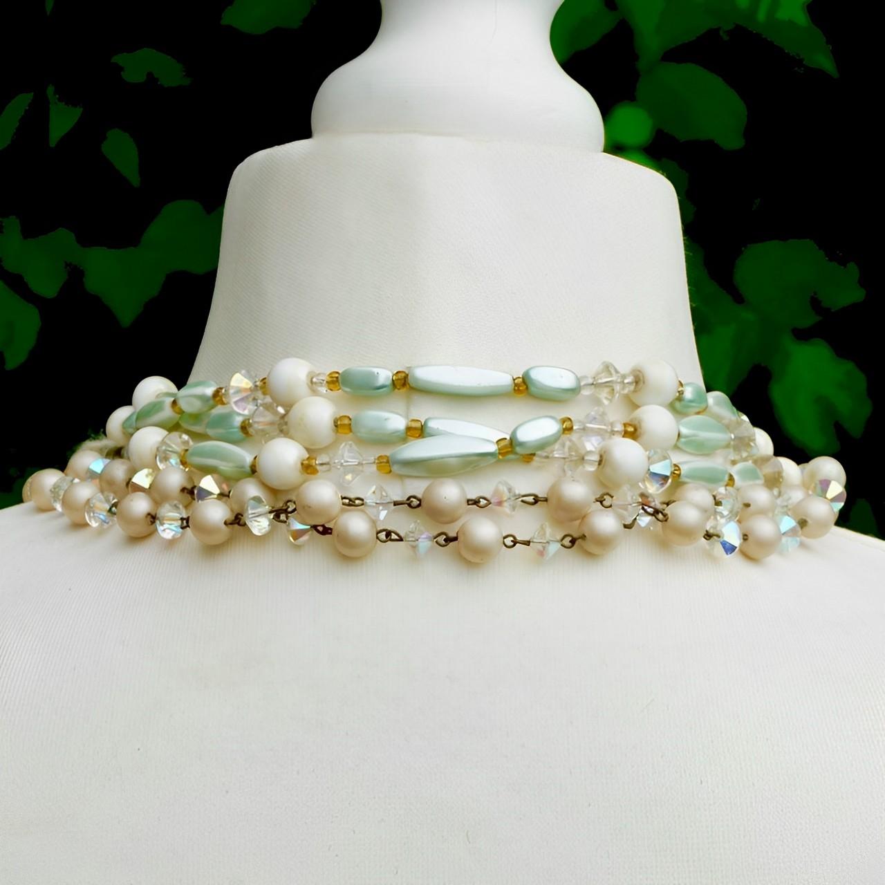 Coppia di collane lunghe di perle di vetro Aurora Boreale con perle finte, circa anni '50 in vendita 4