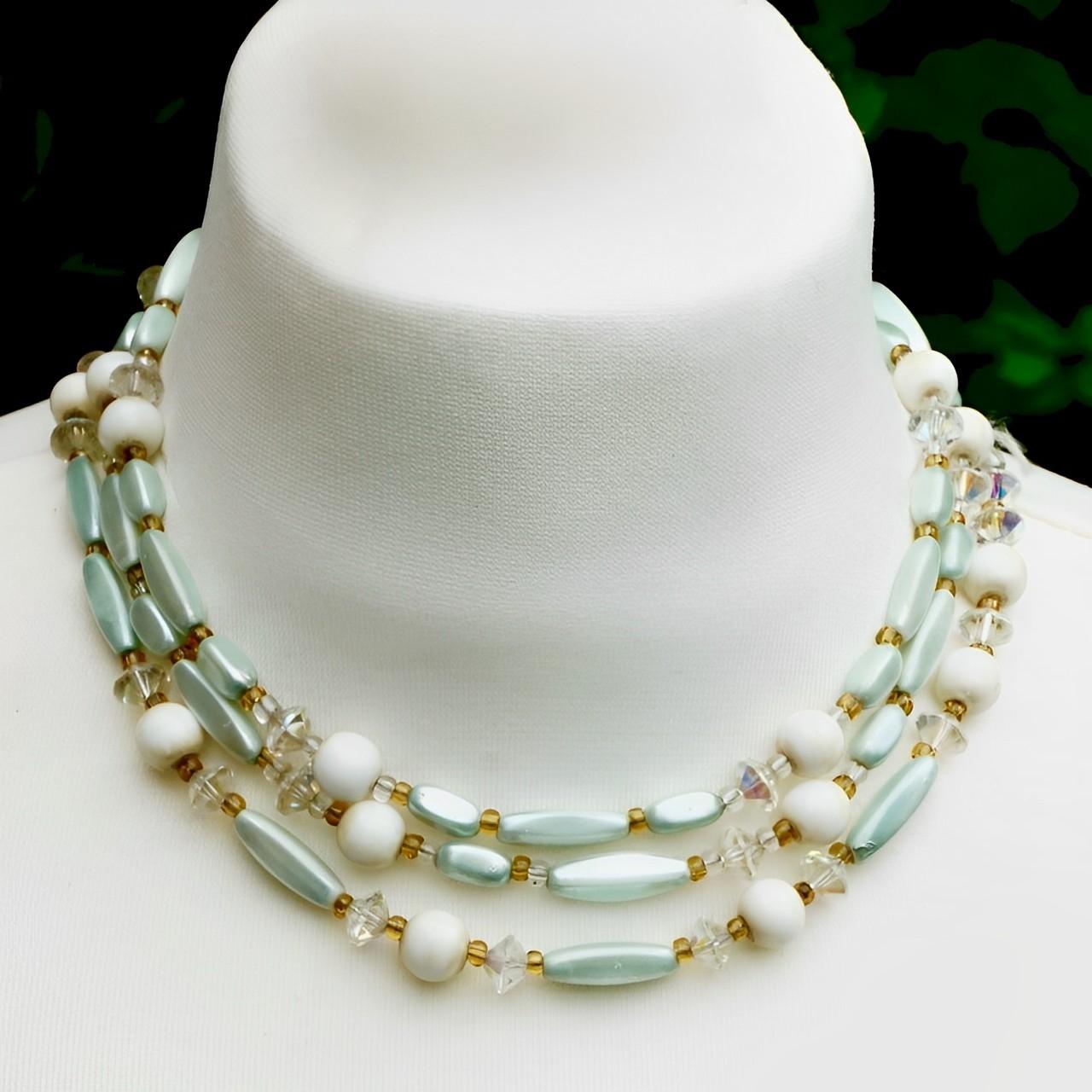Coppia di collane lunghe di perle di vetro Aurora Boreale con perle finte, circa anni '50 in vendita 5