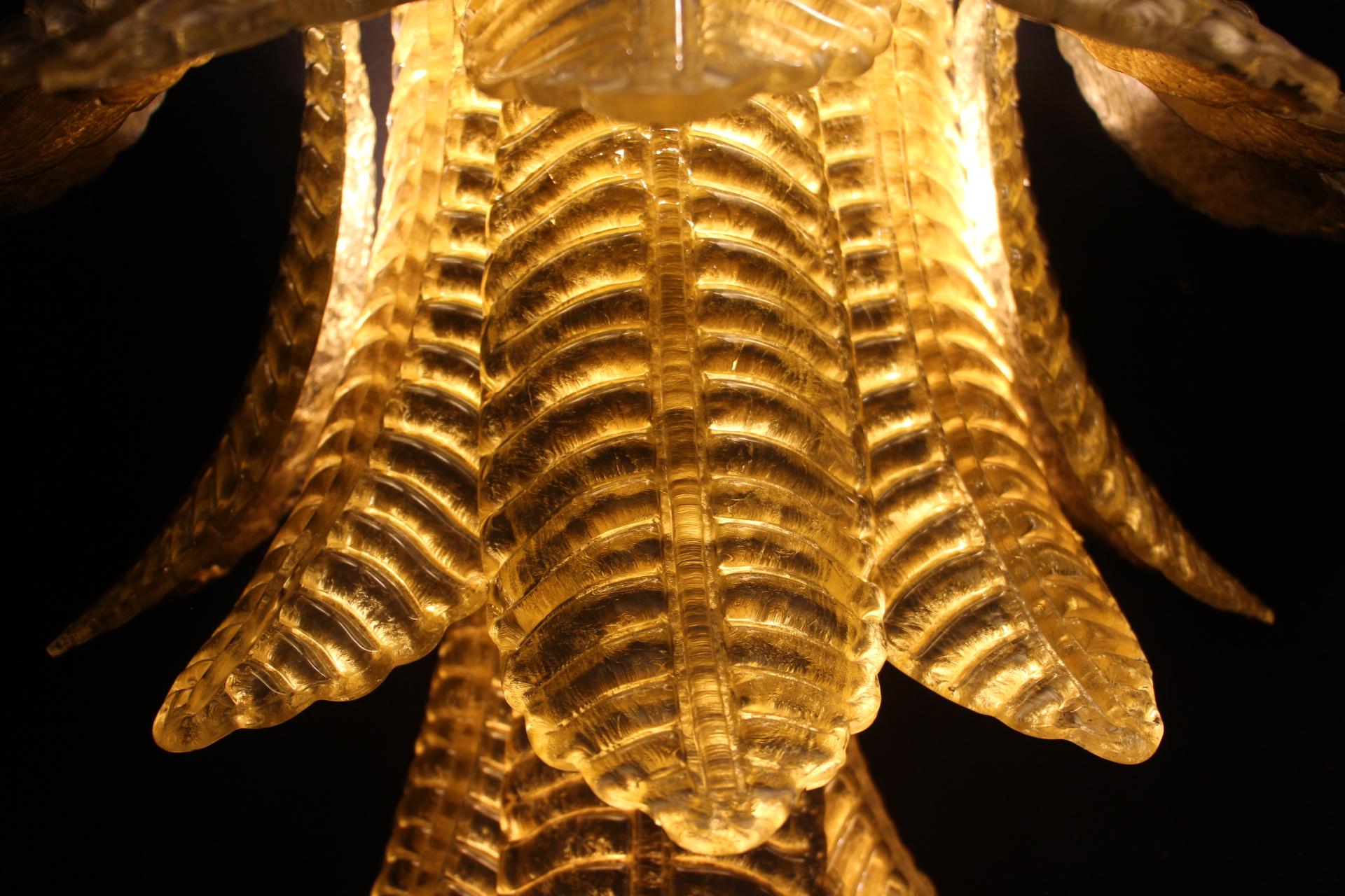 Coppia di lunghe applique in vetro di Murano dorato a forma di palma , Luci da parete lunghe In condizioni ottime in vendita a Saint-Ouen, FR