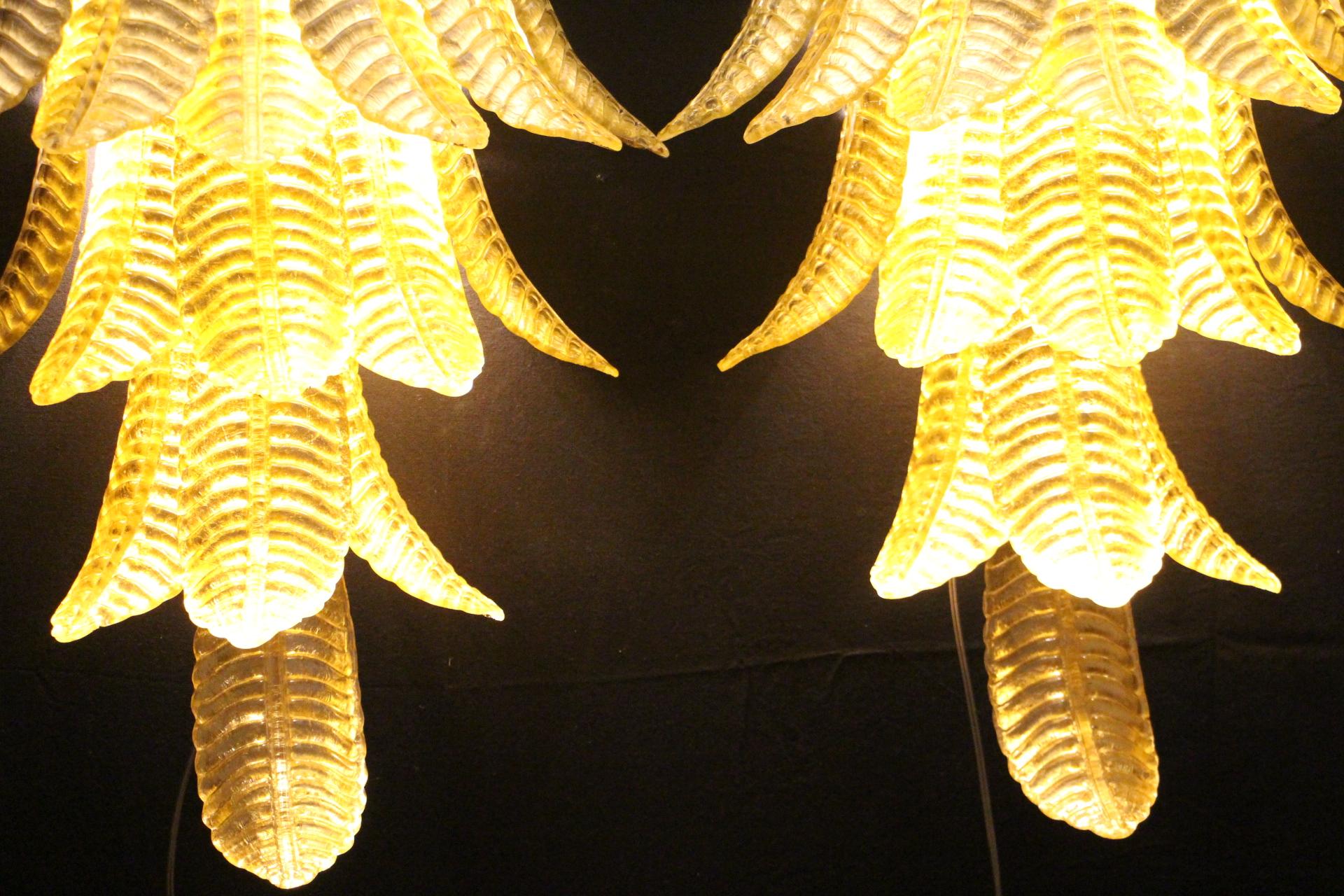 Coppia di lunghe applique in vetro di Murano dorato a forma di palma , Luci da parete lunghe in vendita 2