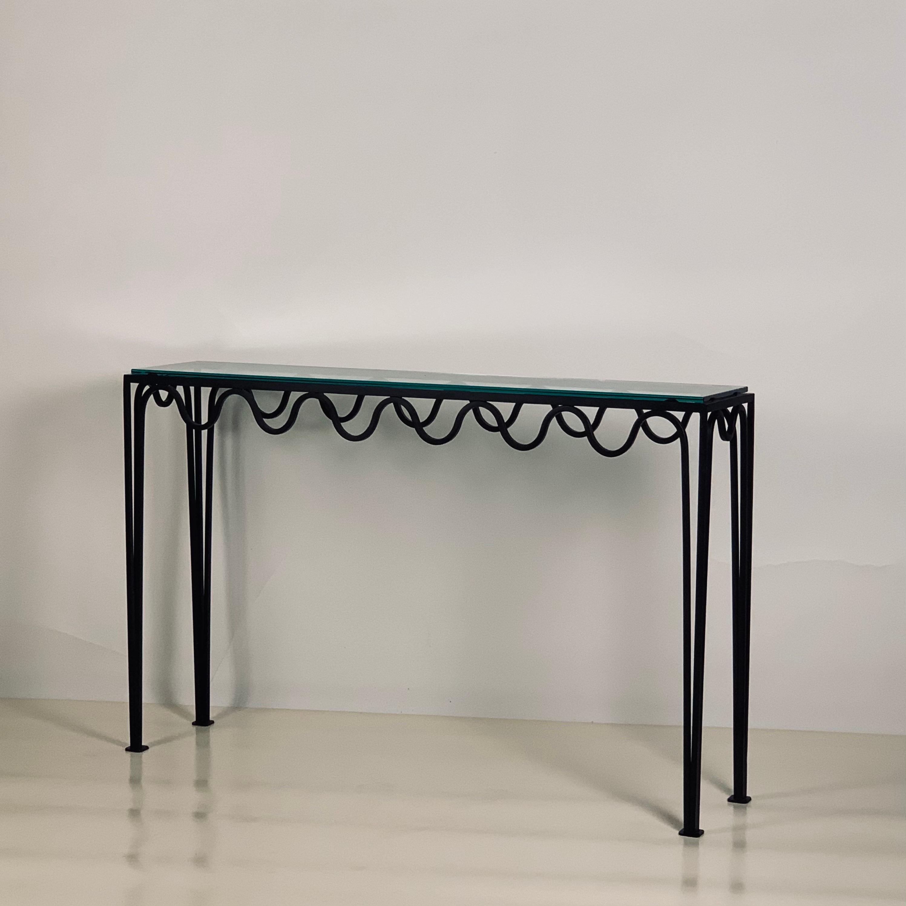 Pair of long undulating 'Méandre' wrought iron and glass consoles by Design Frères.

Elegant and understated.