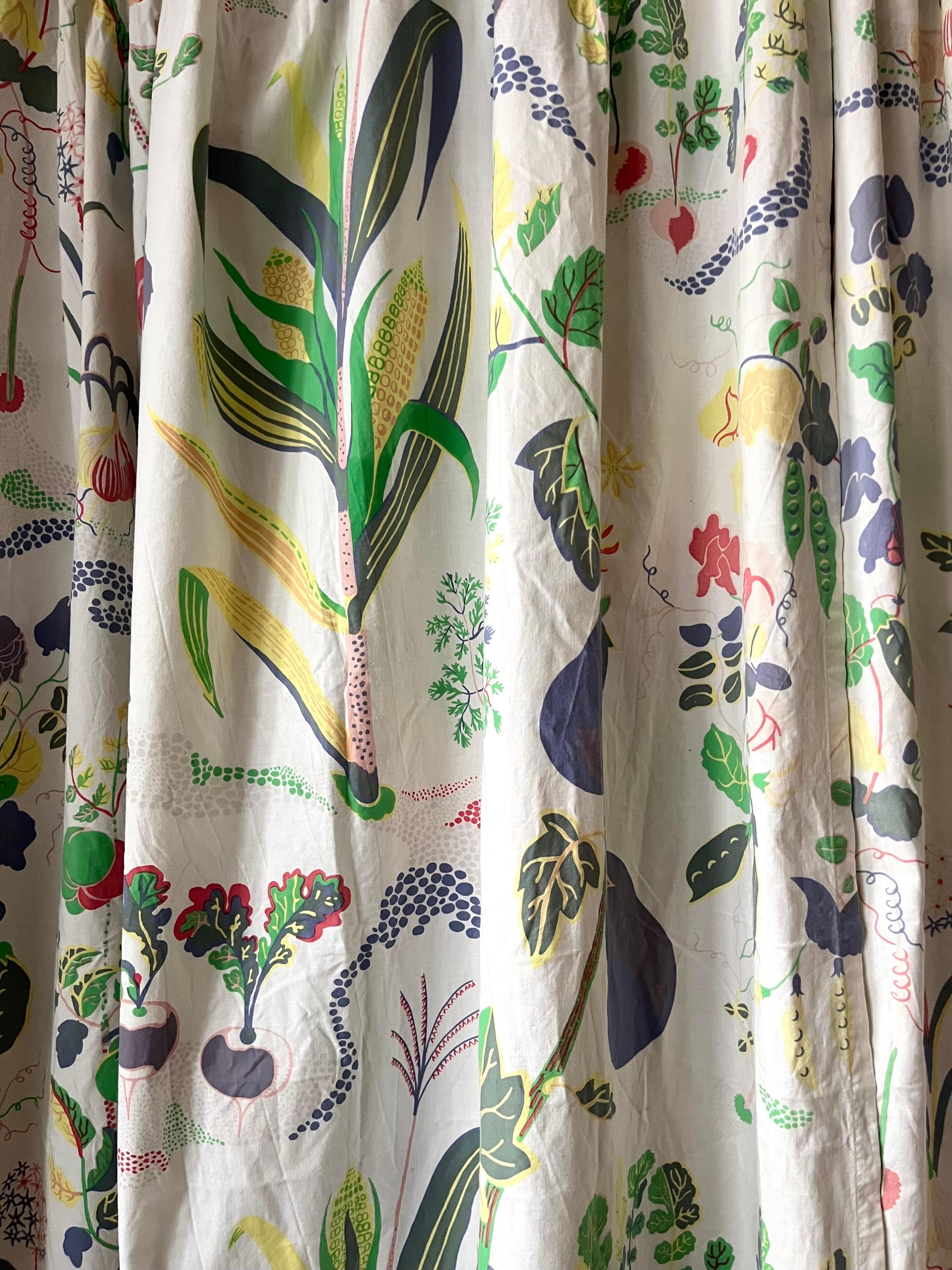 Pair of long Vintage Josef Frank Curtains for Svenskt Tenn 'Vitamins'

Add Swedish Modern charm to your living space with this exquisite pair of vintage Josef Frank for Svenskt Tenn curtains. Featuring the iconic 'Vitamins' pattern, these curtains