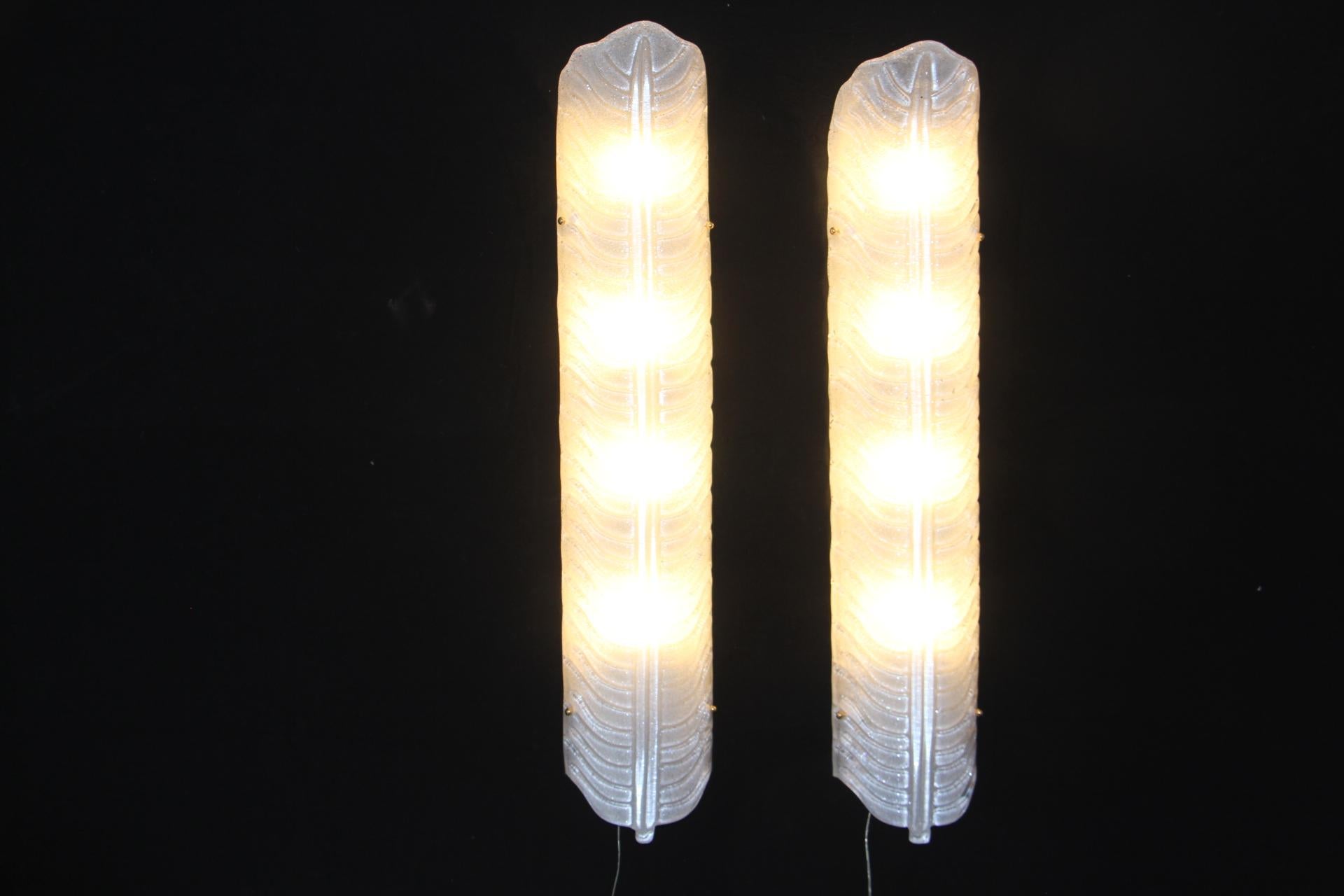 Pair of Long White Murano Glass Sconces in Feather Shape, Long Wall Lights For Sale 5