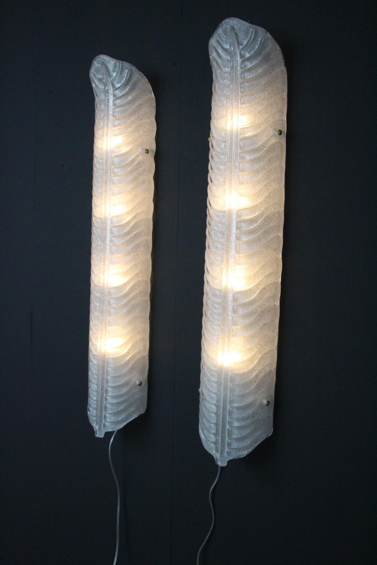 Pair of Long White Murano Glass Sconces in Feather Shape, Long Wall Lights For Sale 1